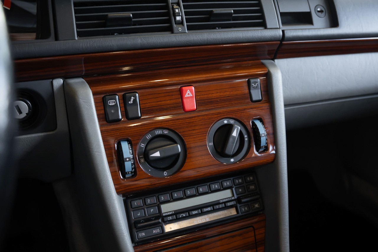 MERCEDES-BENZ E 220-image-23