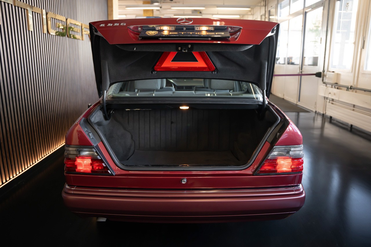 MERCEDES-BENZ E 220-image-5