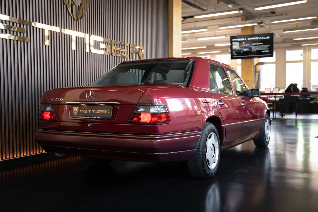 MERCEDES-BENZ E 220-image-6