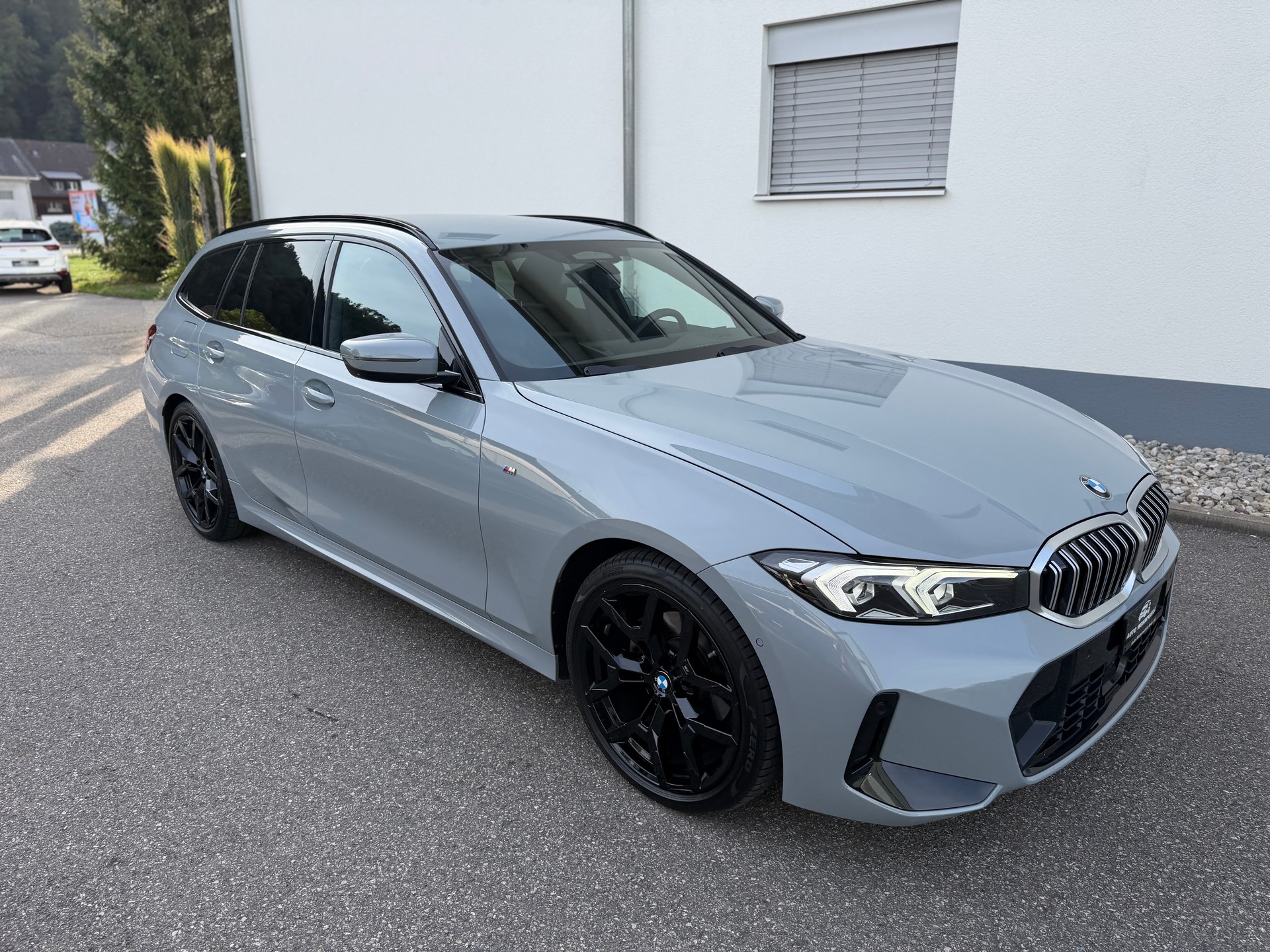 BMW 320d xDrive 48V Touring Steptronic M Sport-showroom-element-2