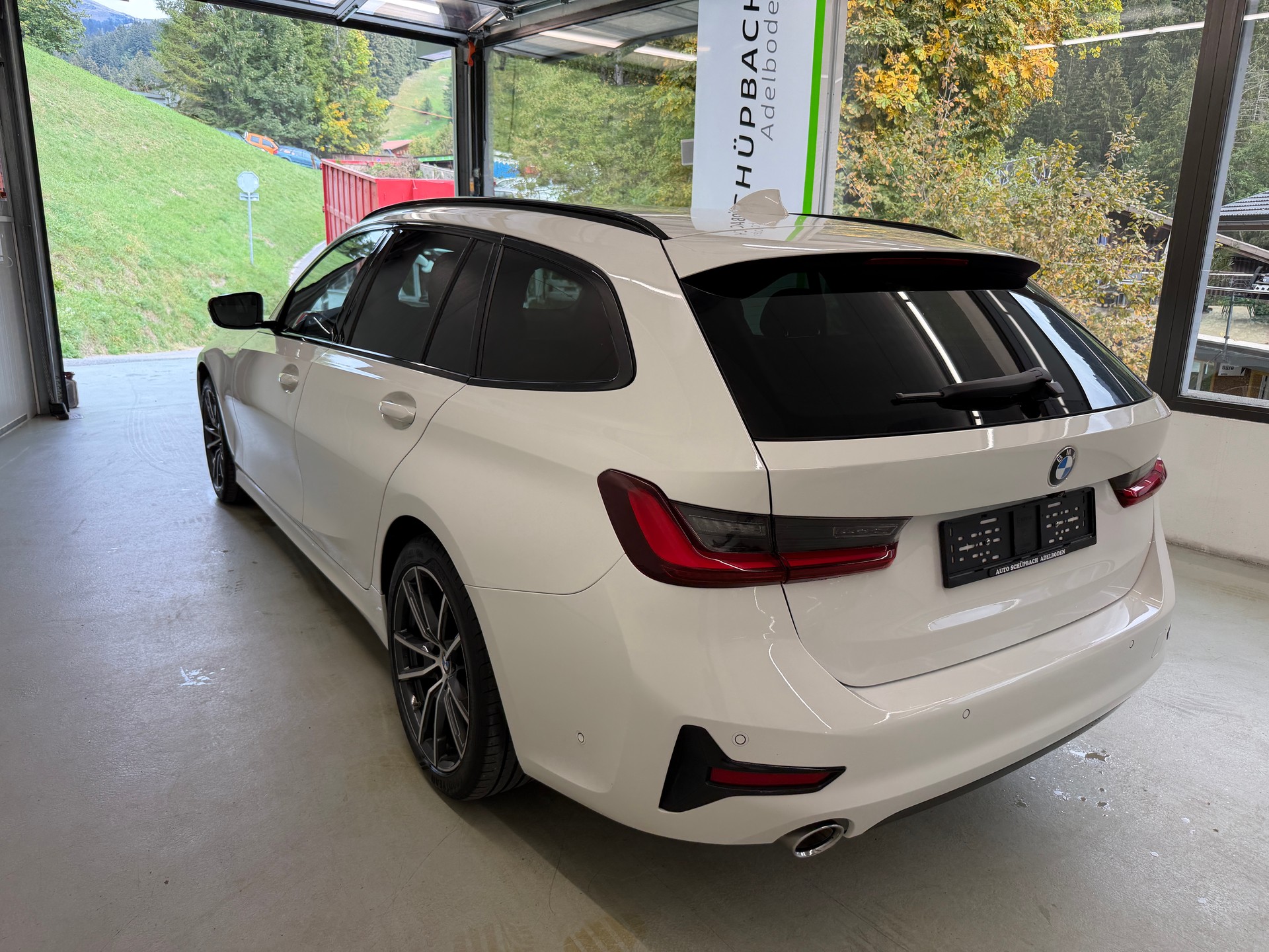 BMW 320d xDrive 48V Touring Sport Line Steptronic-image-5
