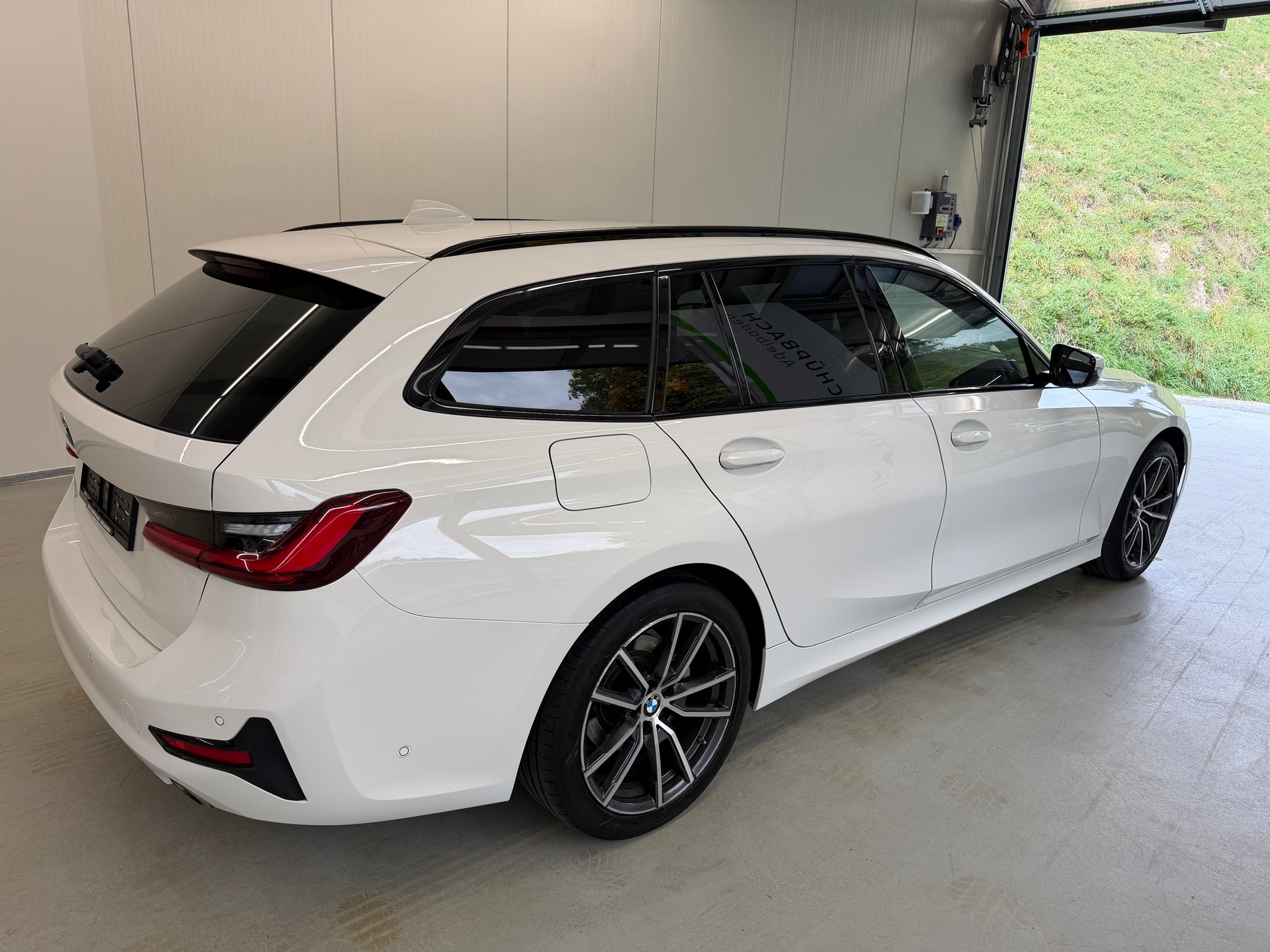 BMW 320d xDrive 48V Touring Sport Line Steptronic-showroom-element-2