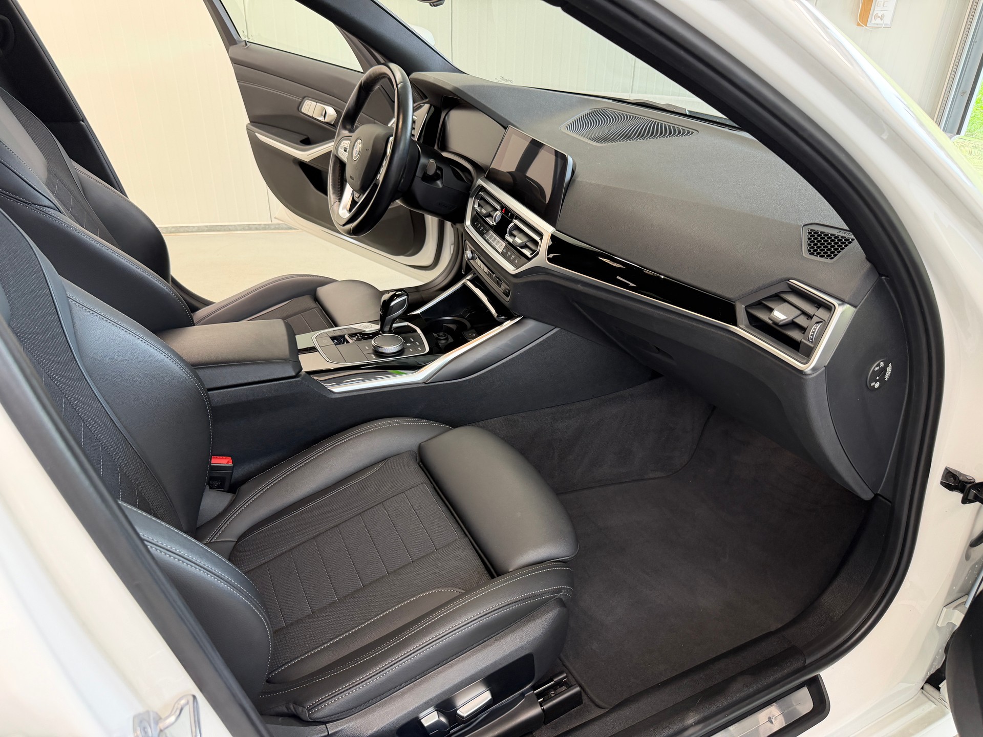BMW 320d xDrive 48V Touring Sport Line Steptronic-image-16