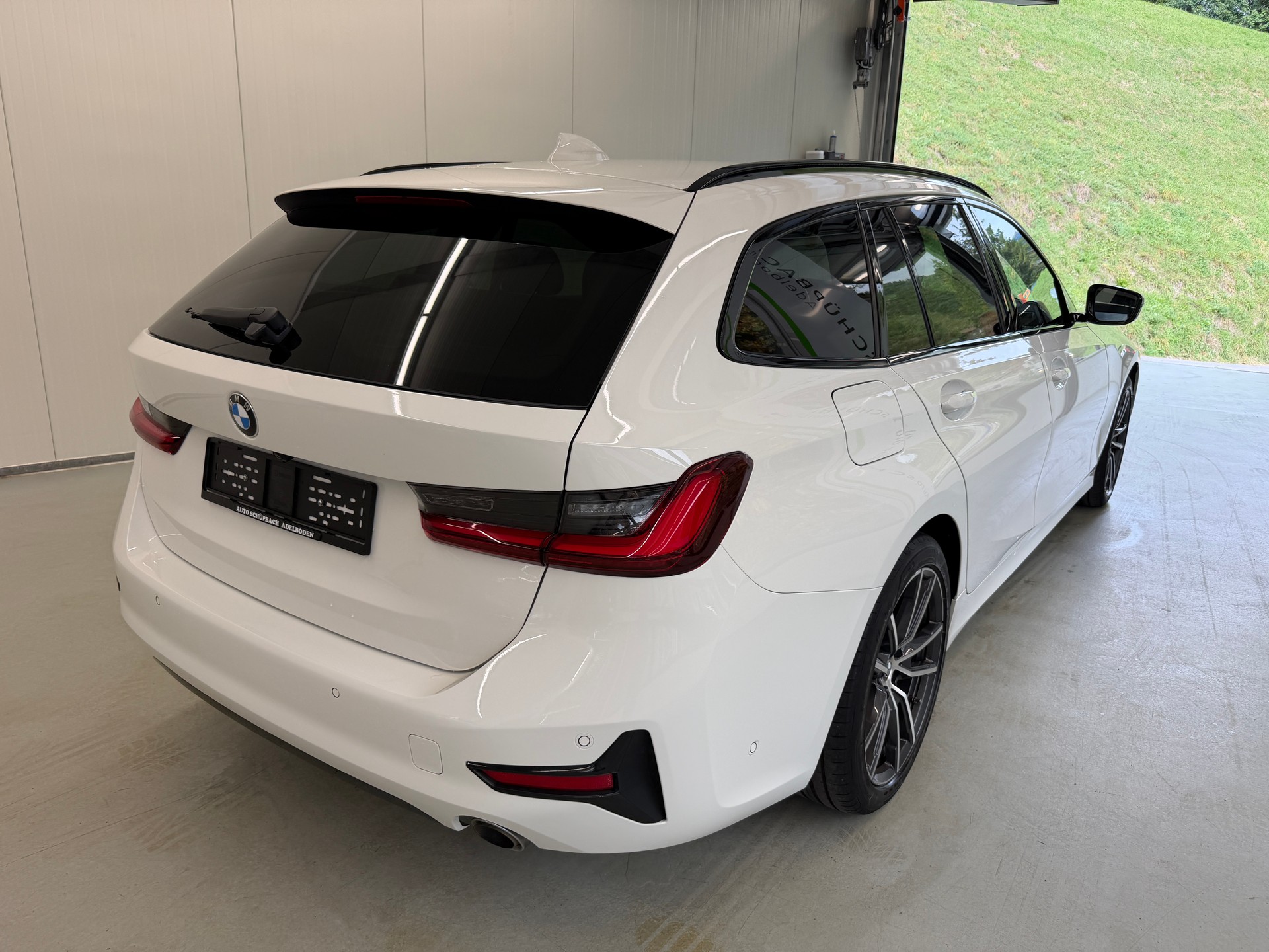 BMW 320d xDrive 48V Touring Sport Line Steptronic-showroom-element-3