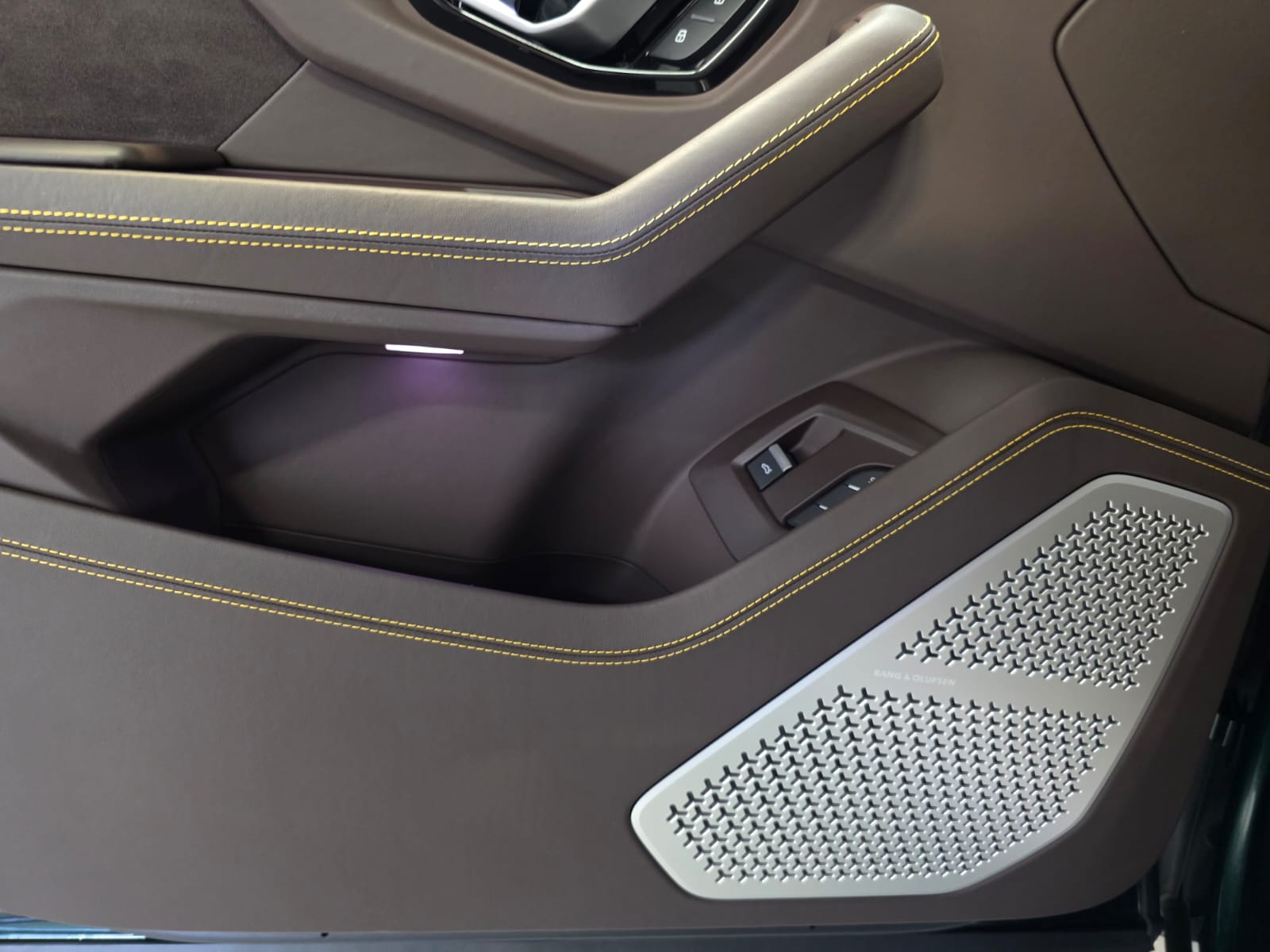 LAMBORGHINI Urus E-Gear Pearl Capsule MY22-image-22