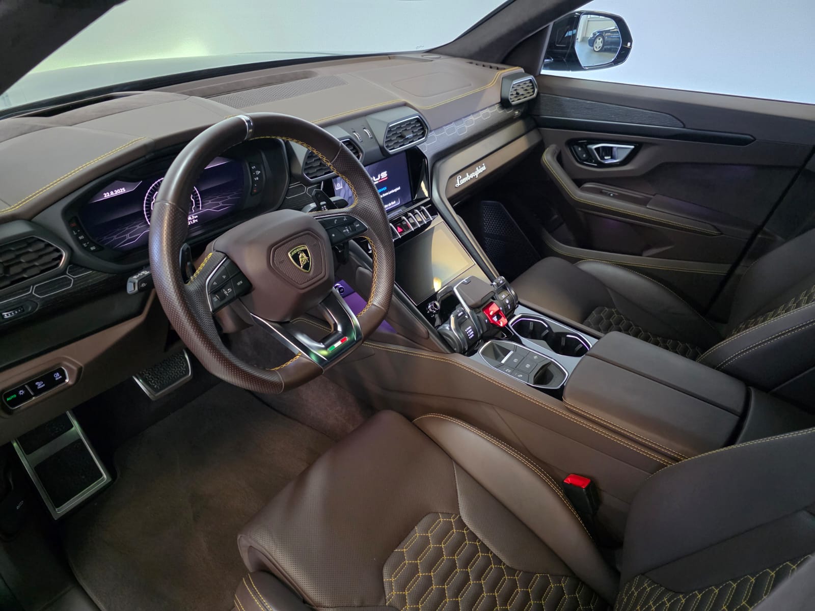 LAMBORGHINI Urus E-Gear Pearl Capsule MY22-image-19