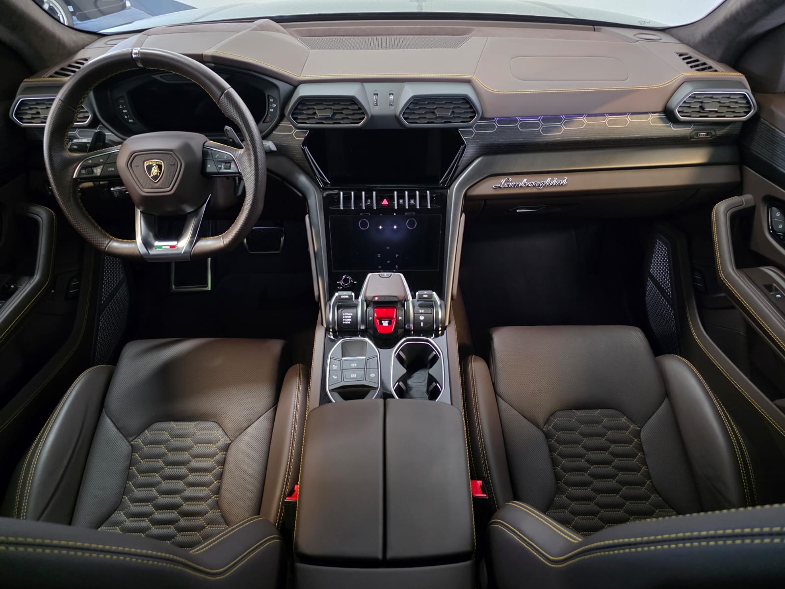 LAMBORGHINI Urus E-Gear Pearl Capsule MY22-image-18