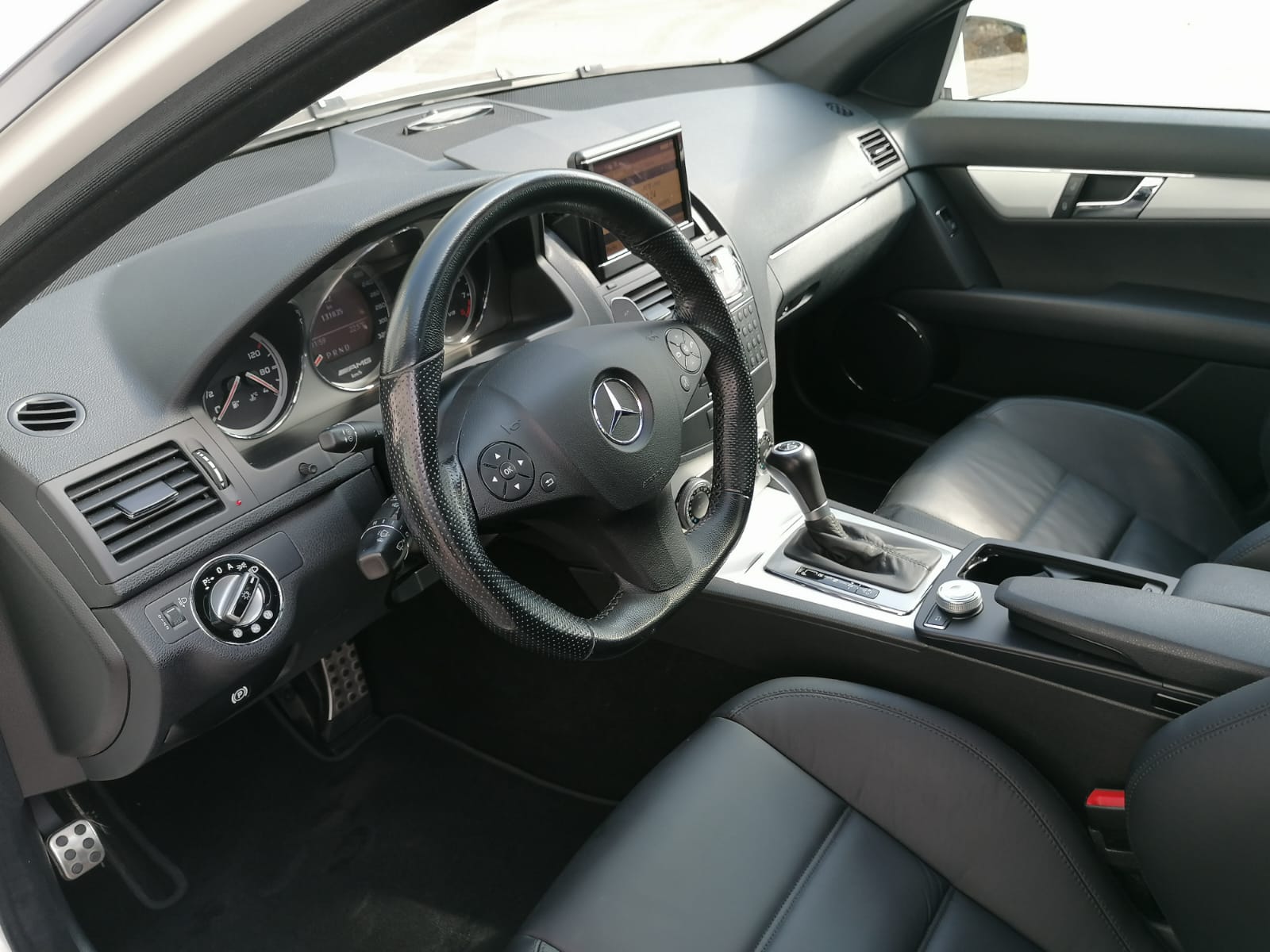 MERCEDES-BENZ C 63 AMG-image-10