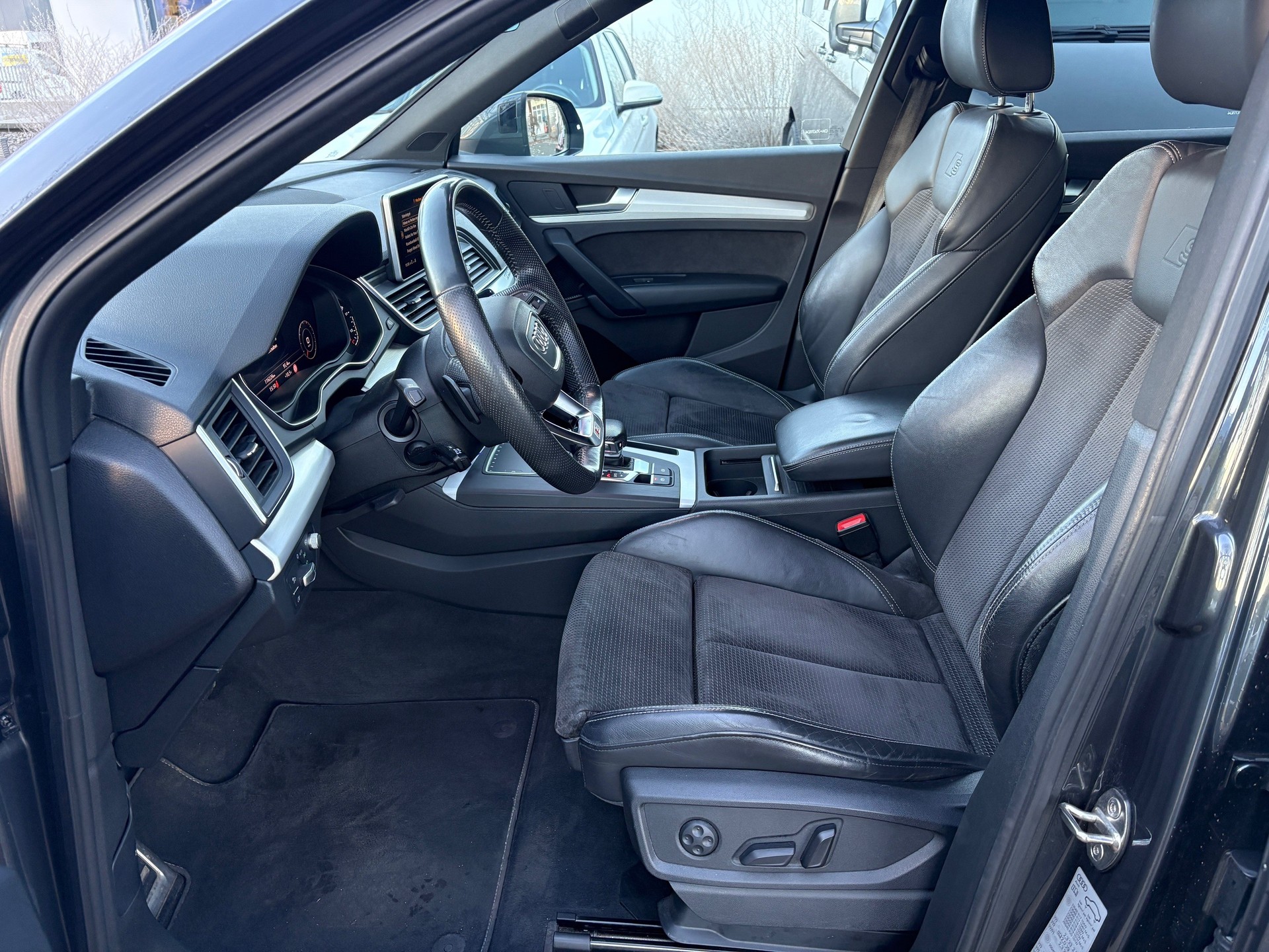 AUDI Q5 40 TDI sport quattro S-tronic-image-8