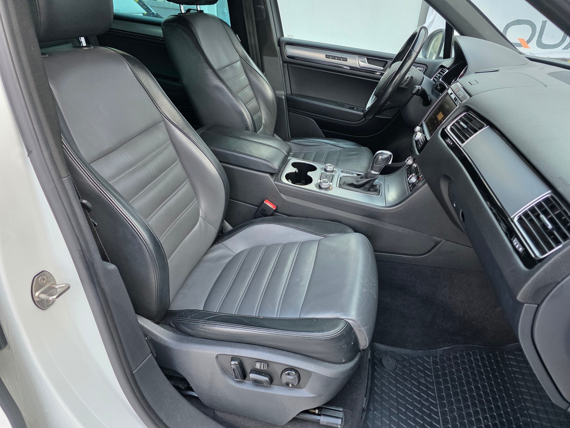 VW Touareg 4.2 TDI Tiptronic-image-11