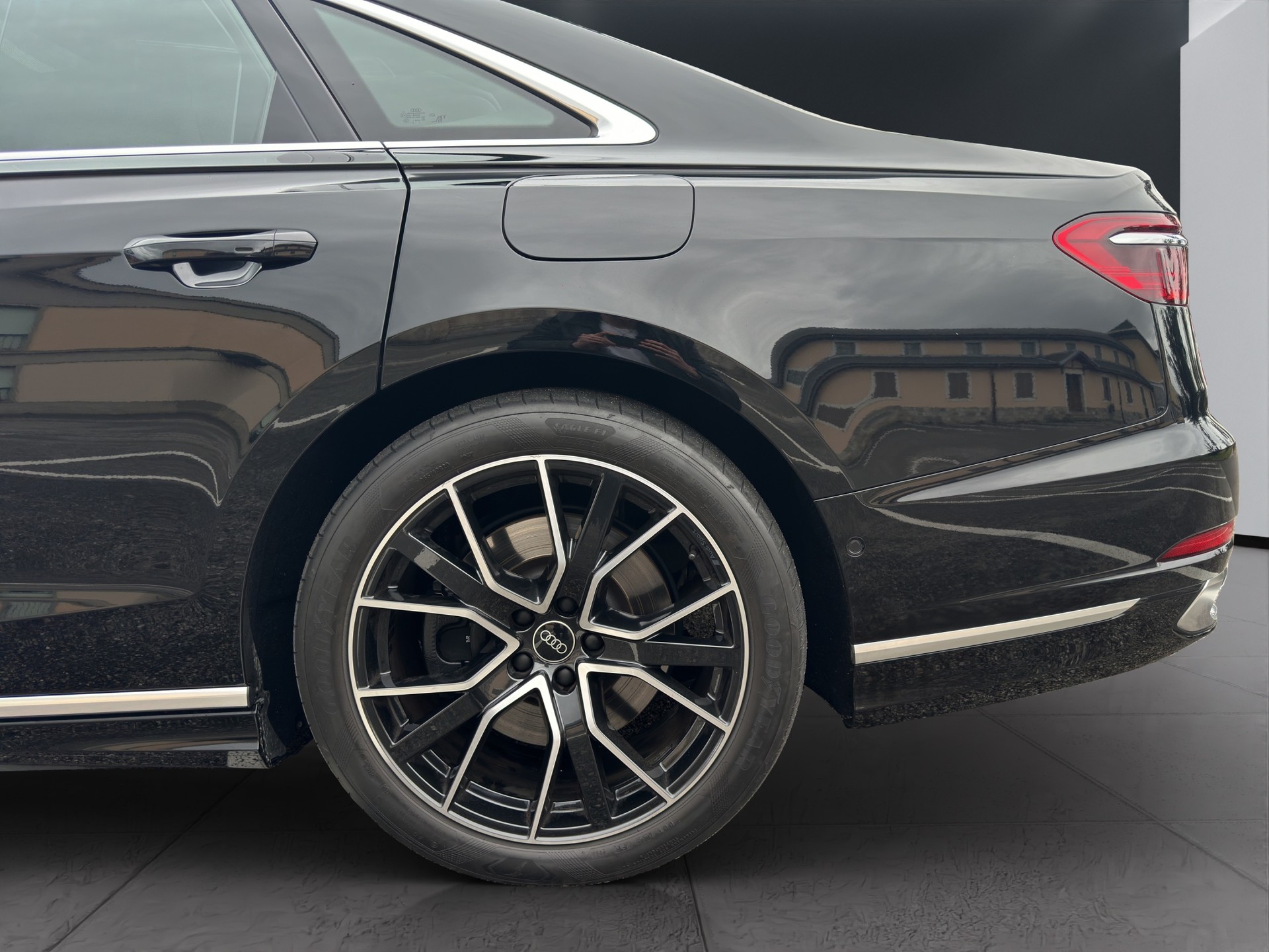 AUDI A8 60 TFSI e quattro tiptronic-image-19
