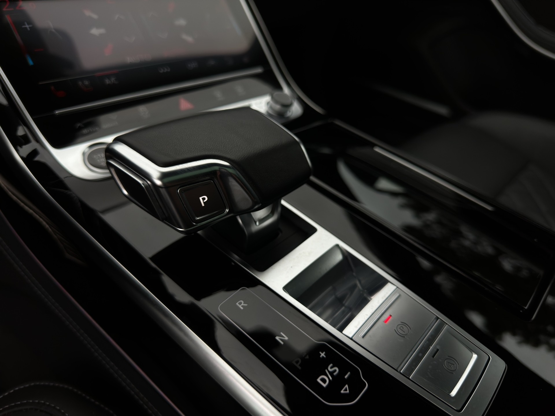 AUDI A8 60 TFSI e quattro tiptronic-image-12