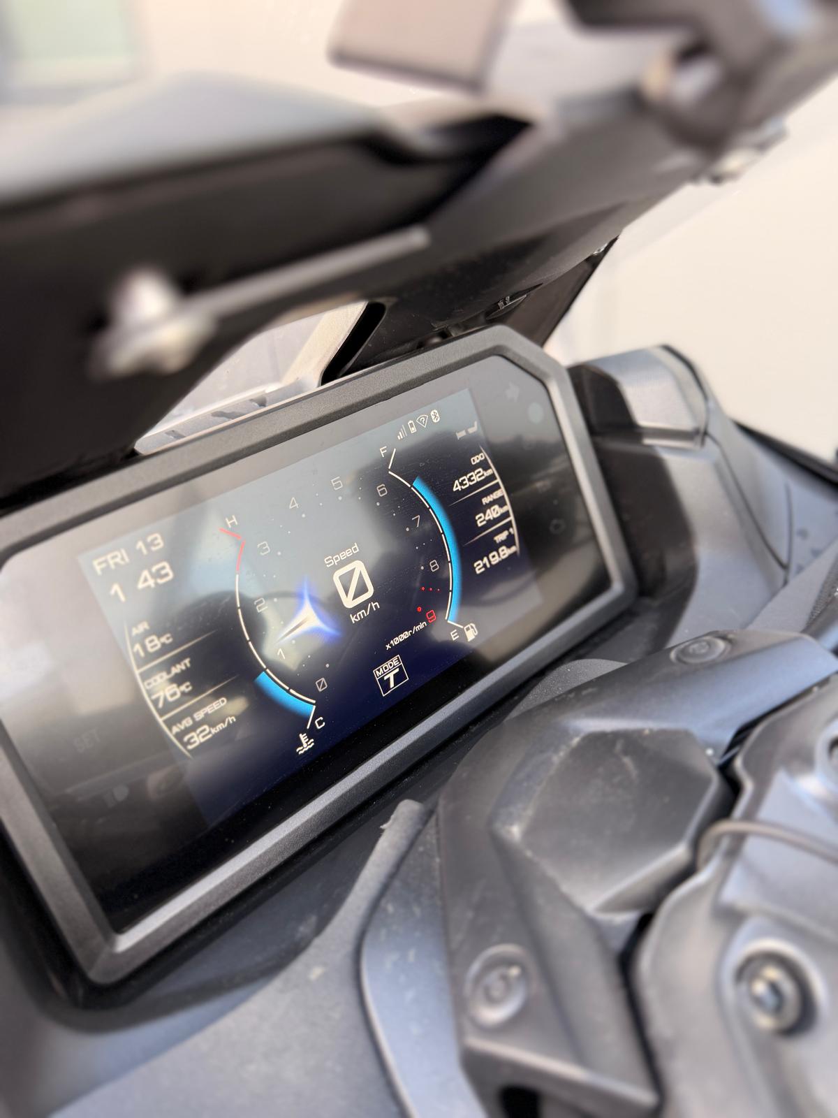 YAMAHA T-MAX XP 560-image-9