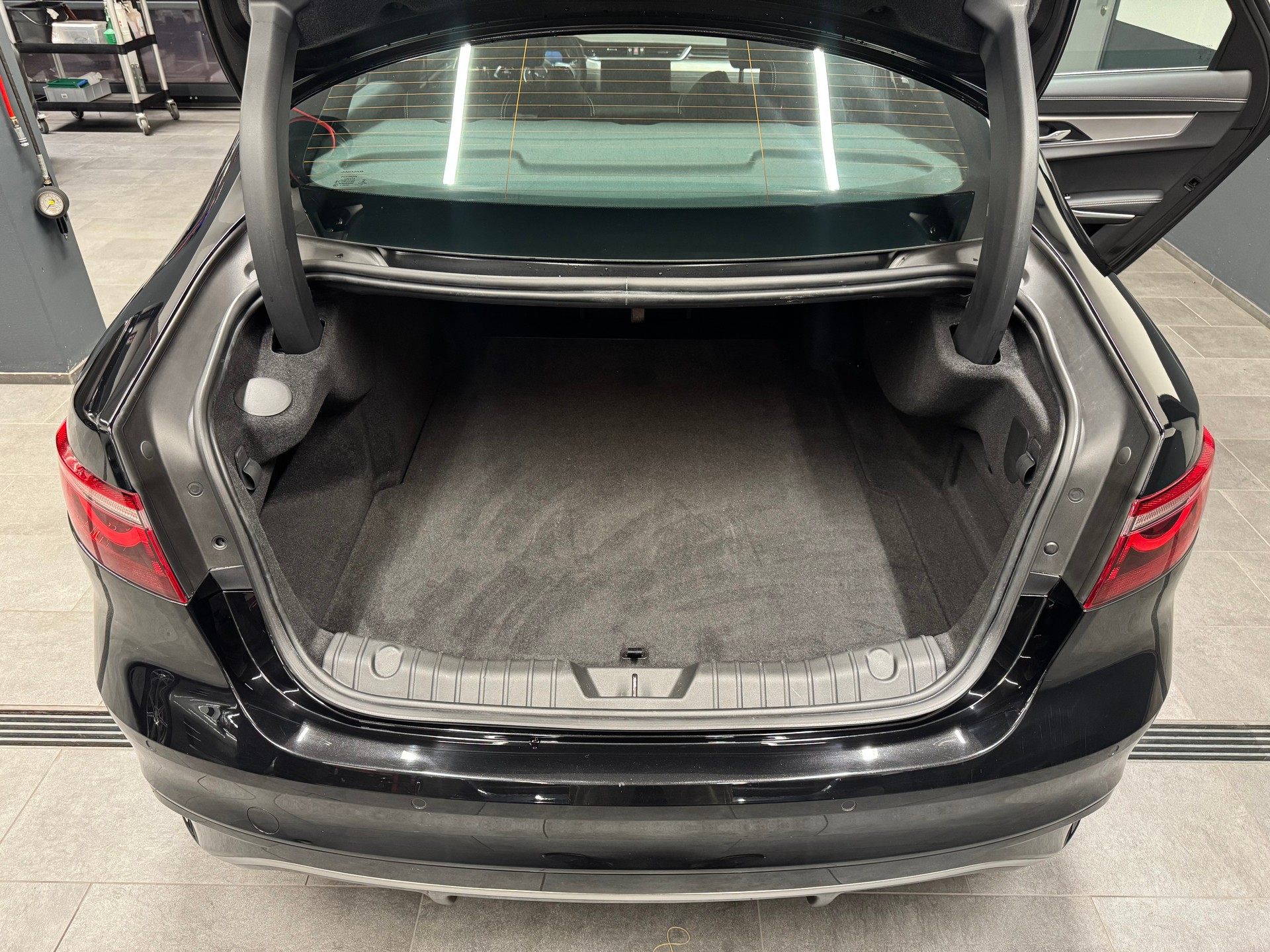 JAGUAR XF P250 5 Jahre Werksgarantie ab 1. Inv.-image-9