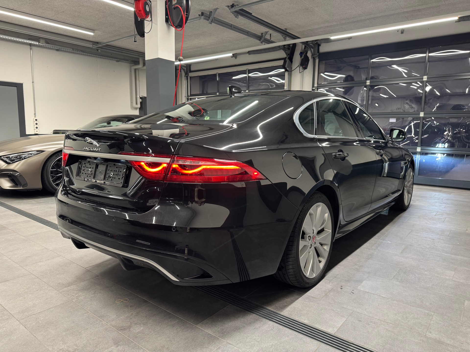 JAGUAR XF P250 5 Jahre Werksgarantie ab 1. Inv.-image-7
