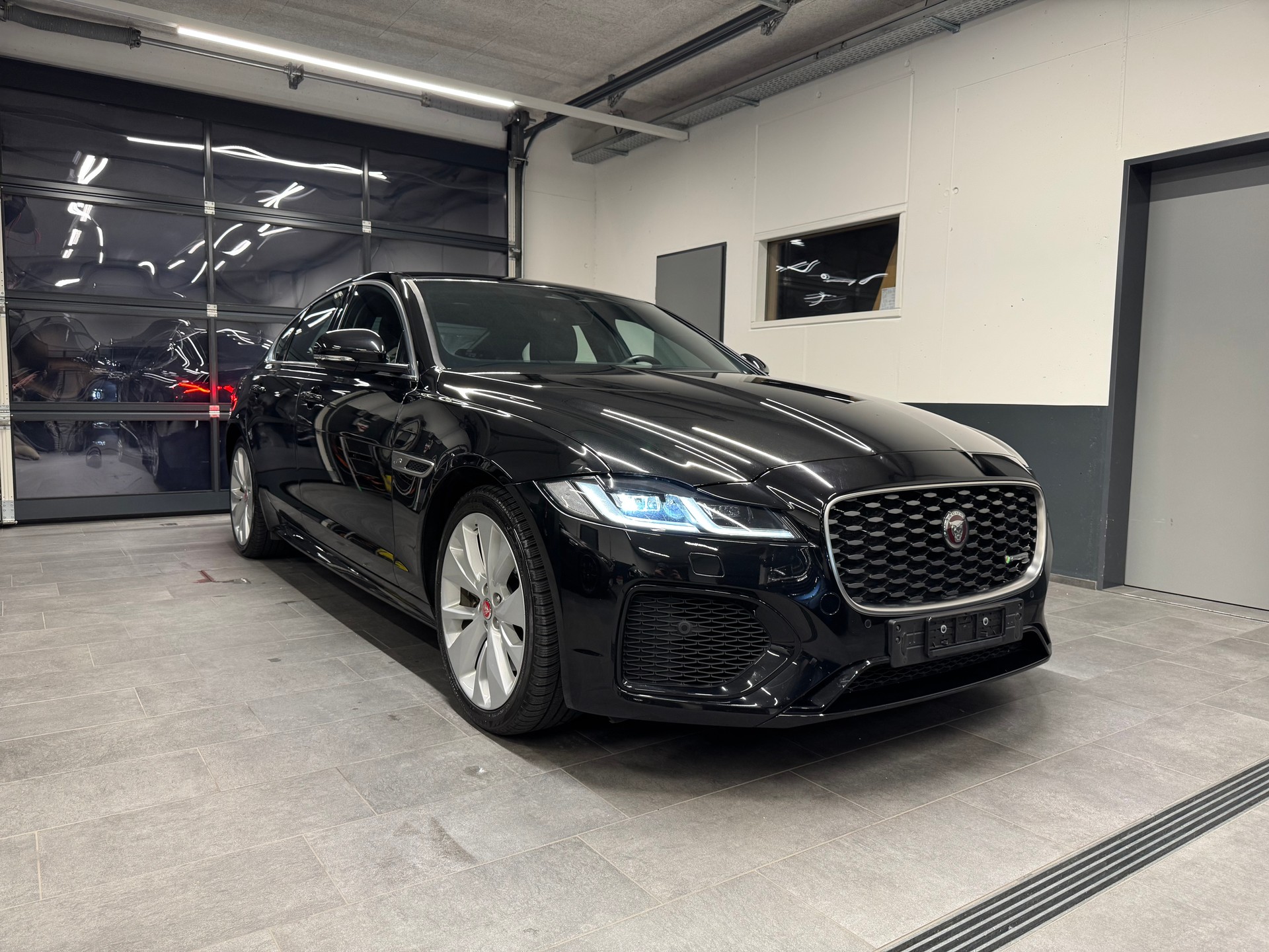JAGUAR XF P250 5 Jahre Werksgarantie ab 1. Inv.