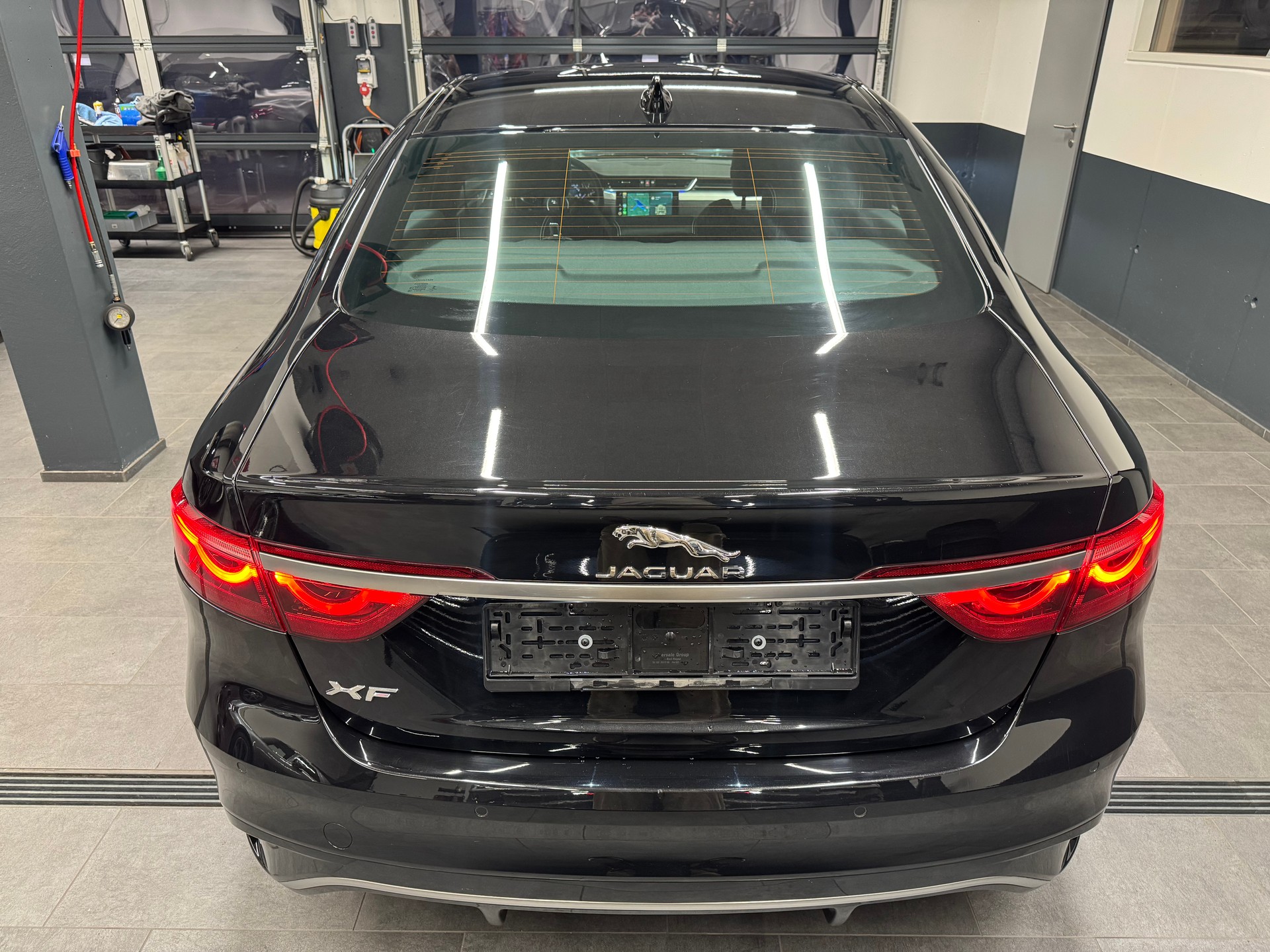 JAGUAR XF P250 5 Jahre Werksgarantie ab 1. Inv.-image-8