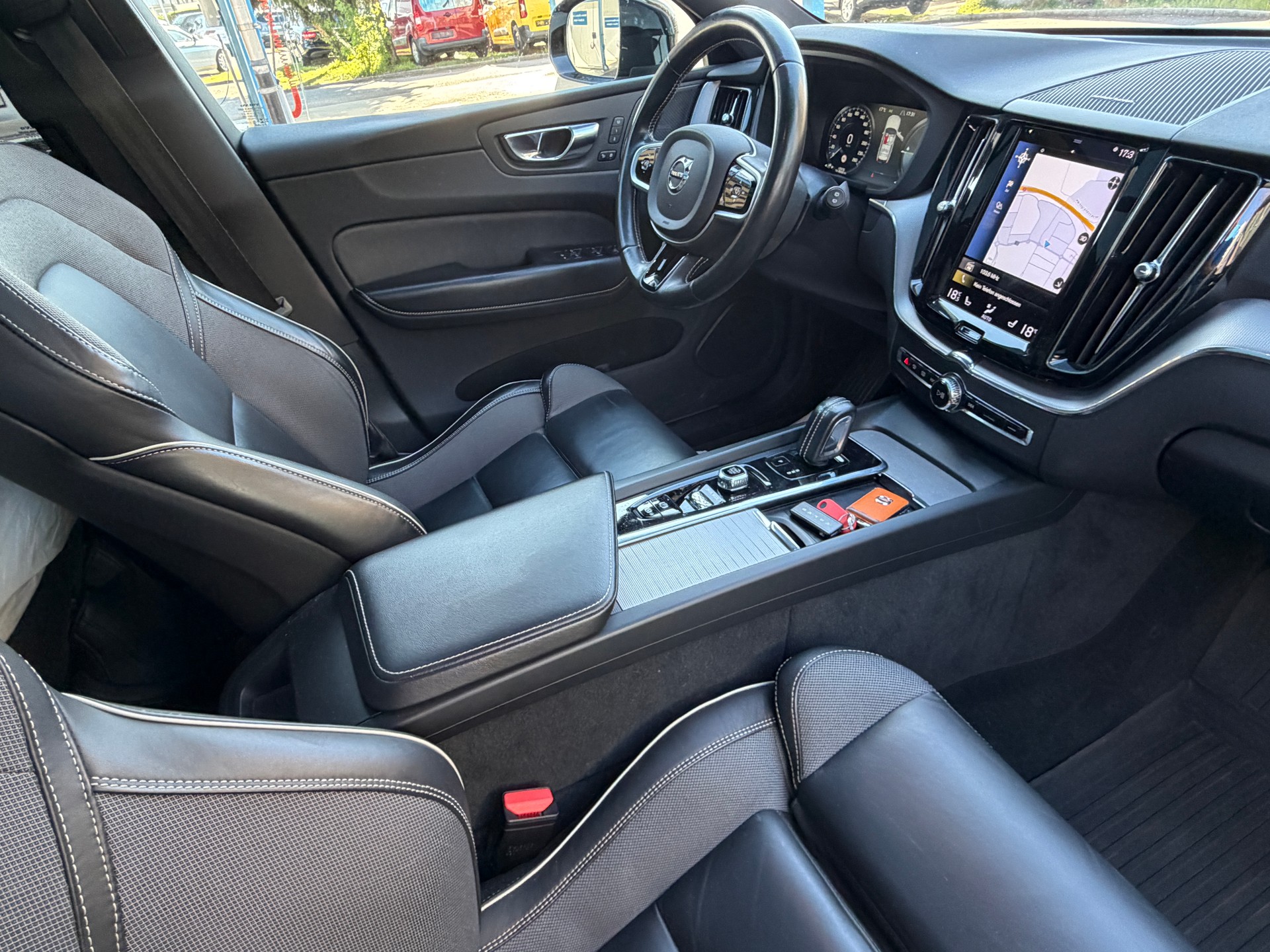 VOLVO XC60 T8 eAWD R-Design Geartronic-image-14