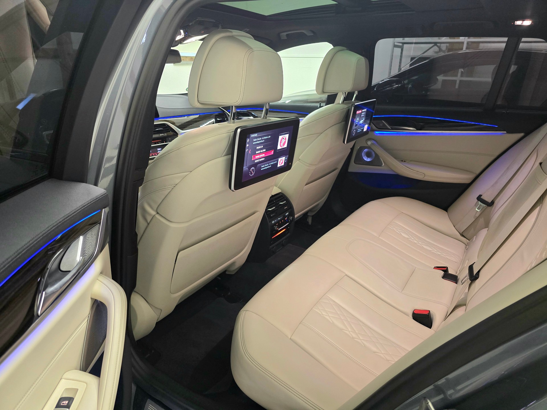 BMW 540i xDrive Touring M-Sport Steptronic-image-12