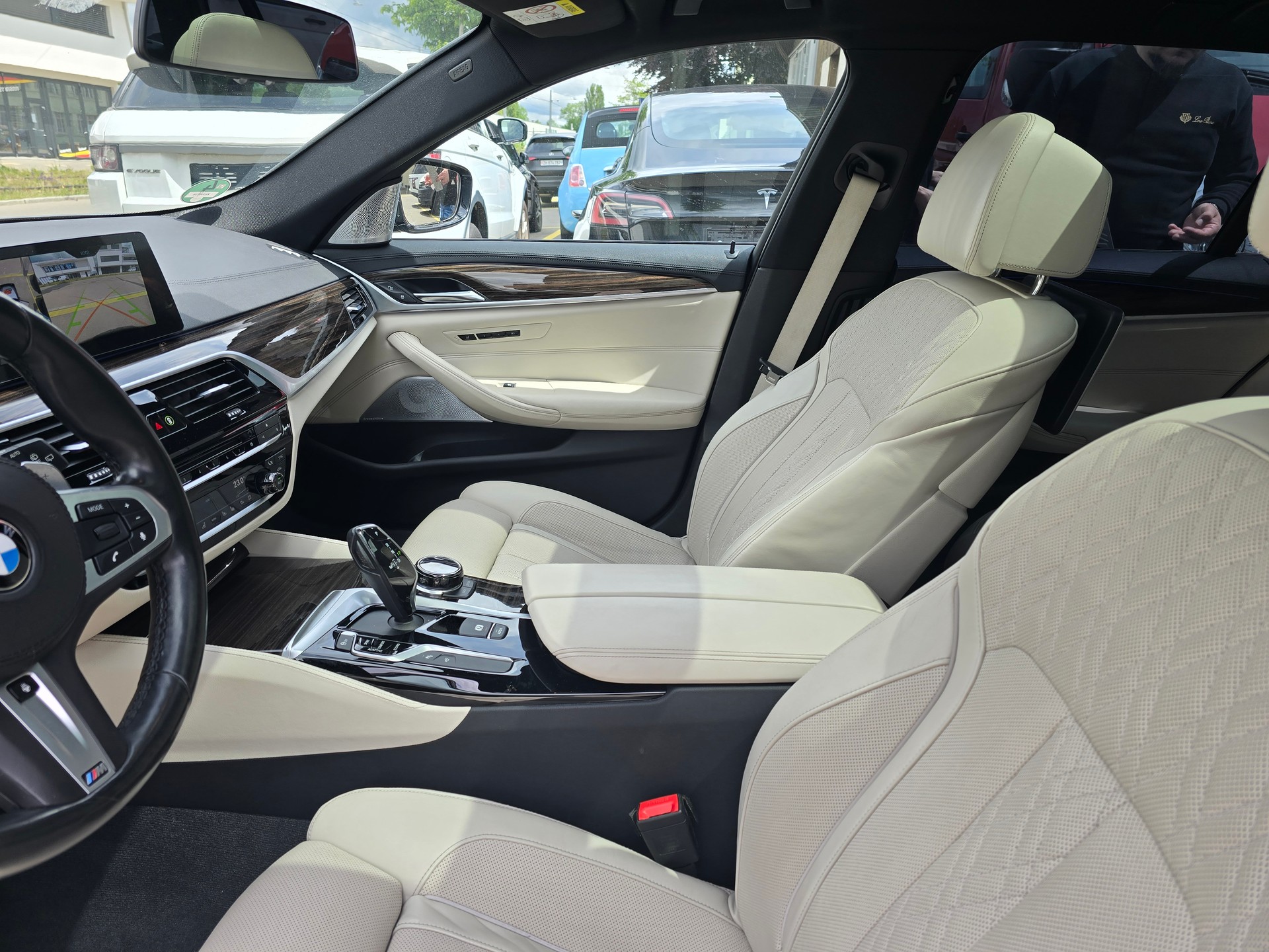 BMW 540i xDrive Touring M-Sport Steptronic-image-14