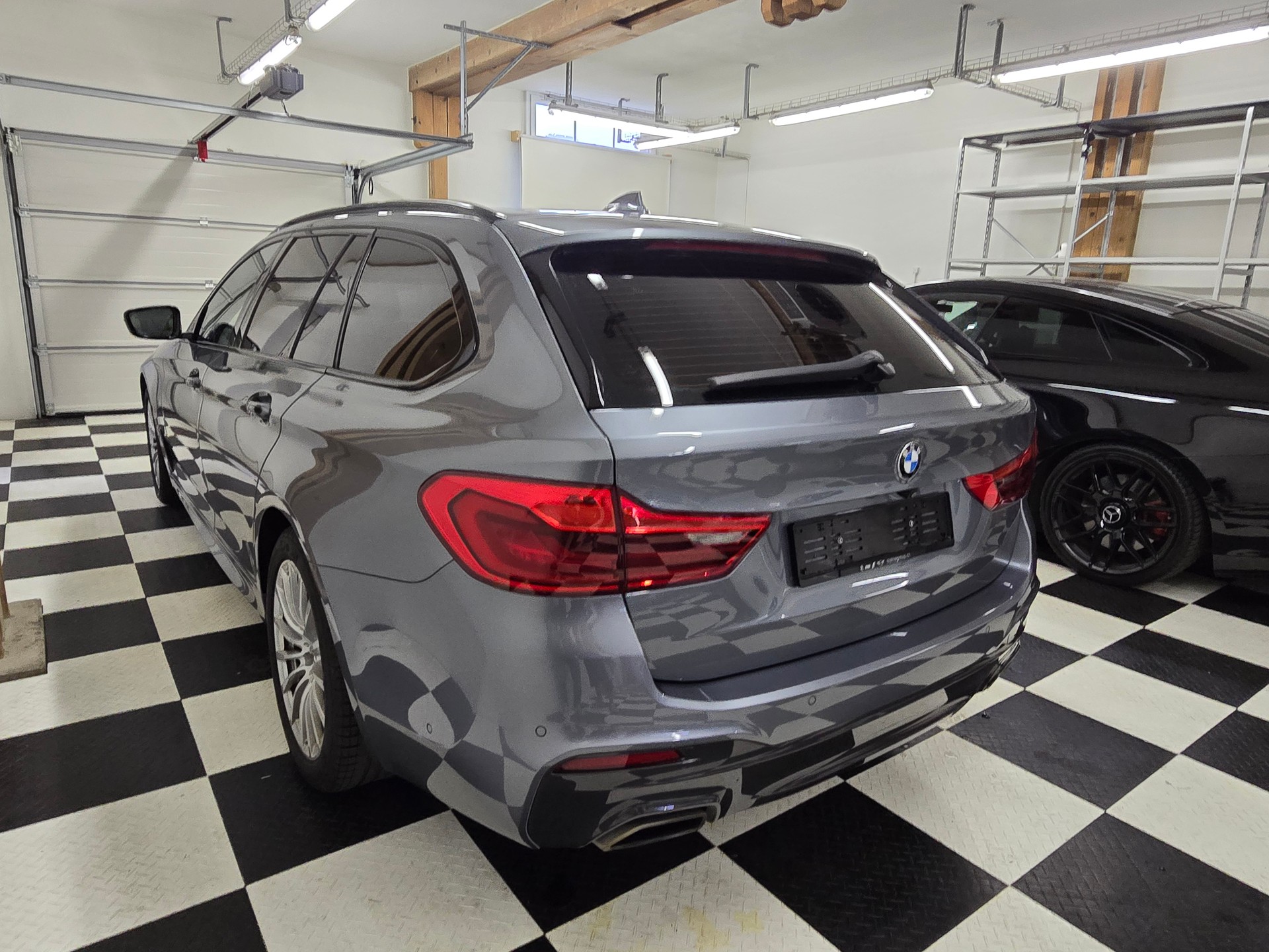 BMW 540i xDrive Touring M-Sport Steptronic-image-4