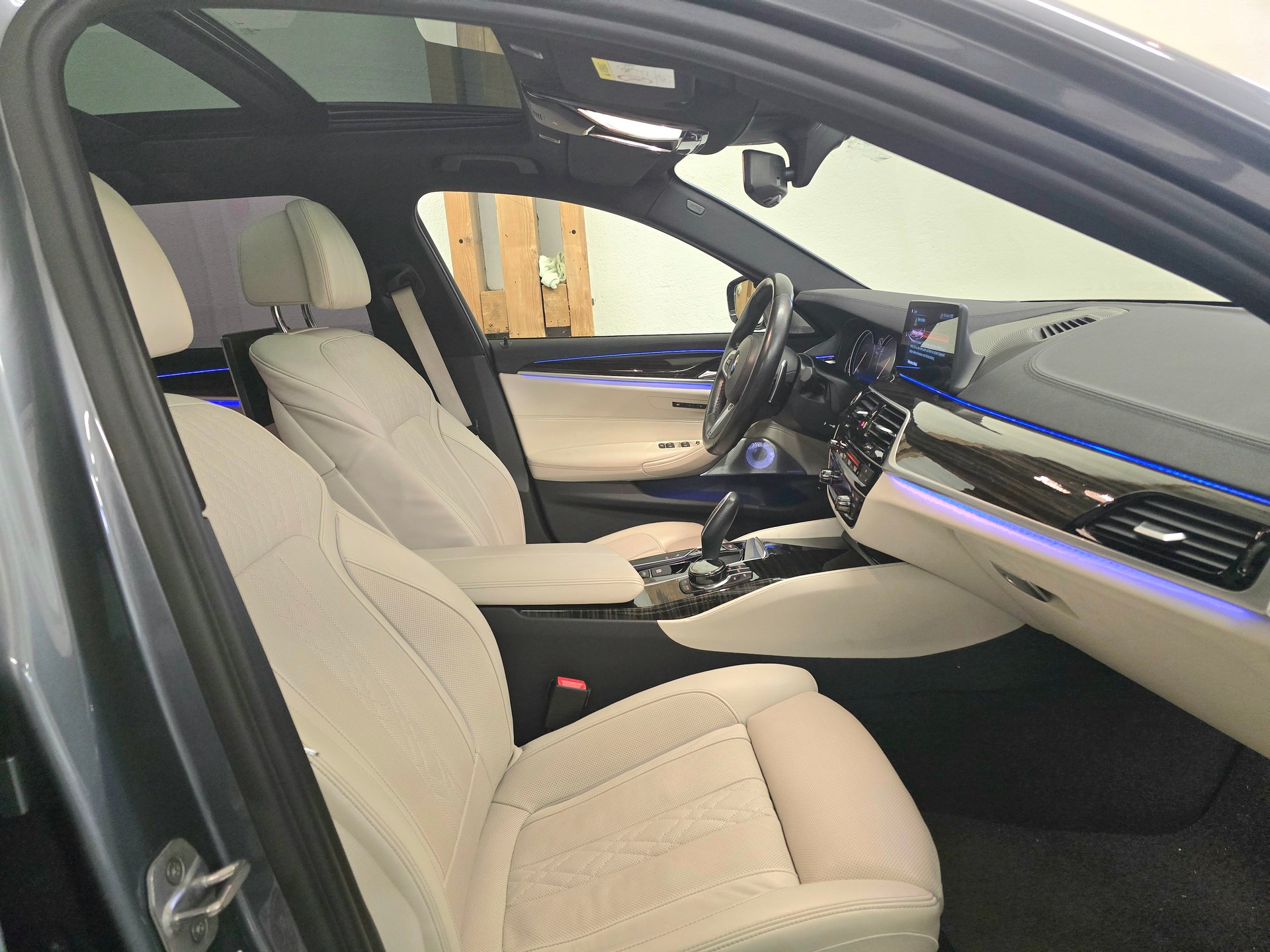 BMW 540i xDrive Touring M-Sport Steptronic-image-10