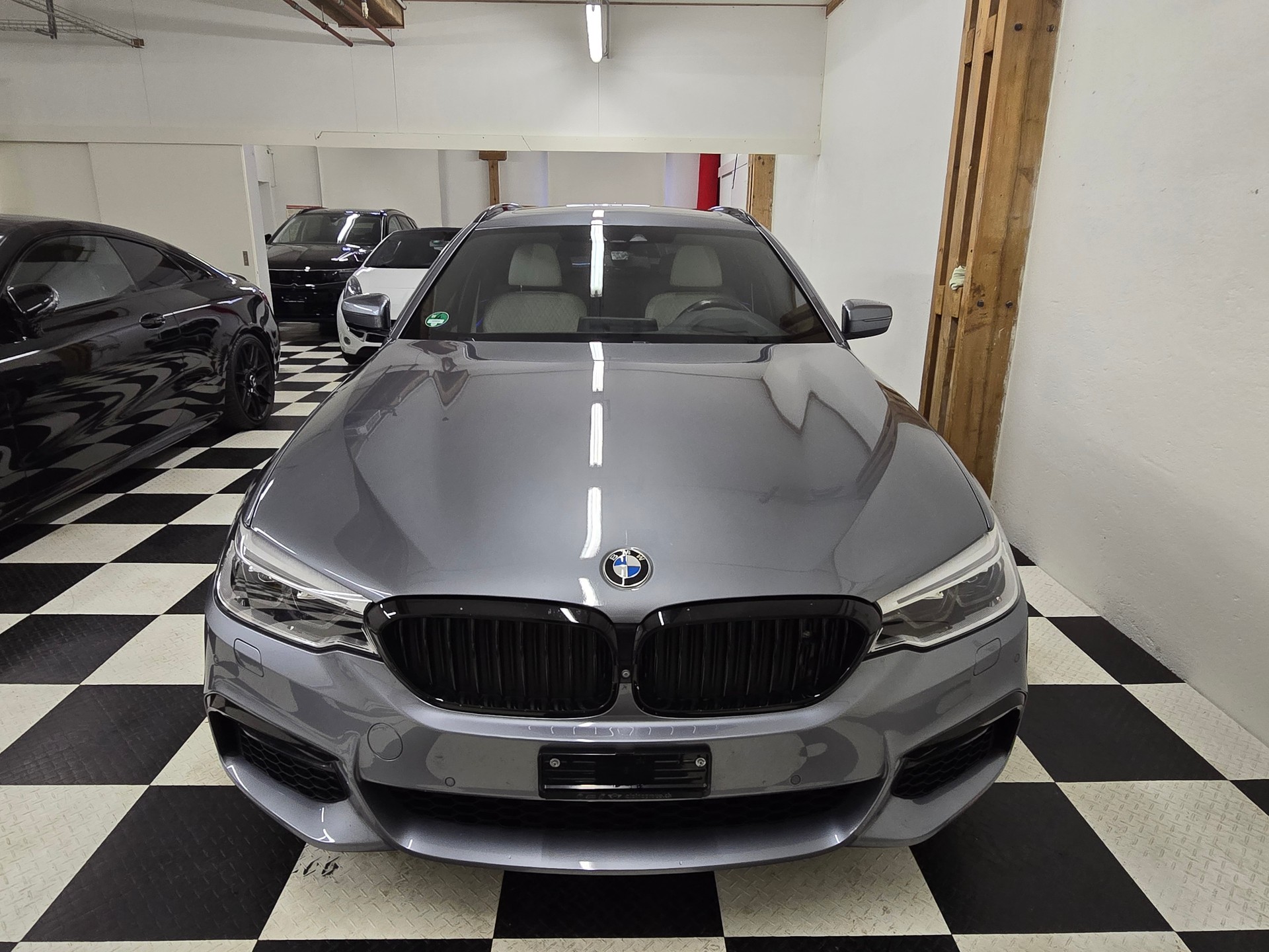 BMW 540i xDrive Touring M-Sport Steptronic-image-2