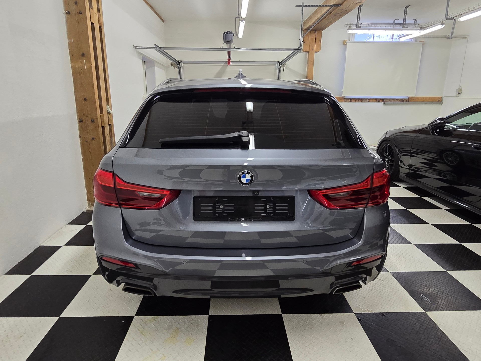 BMW 540i xDrive Touring M-Sport Steptronic-image-5