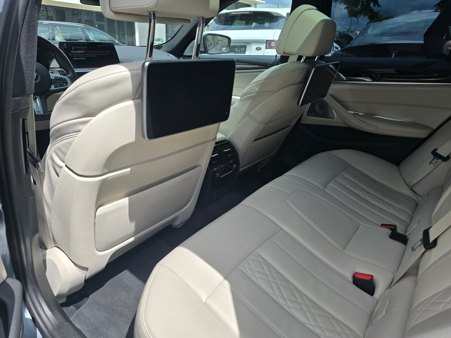 BMW 540i xDrive Touring M-Sport Steptronic-image-15