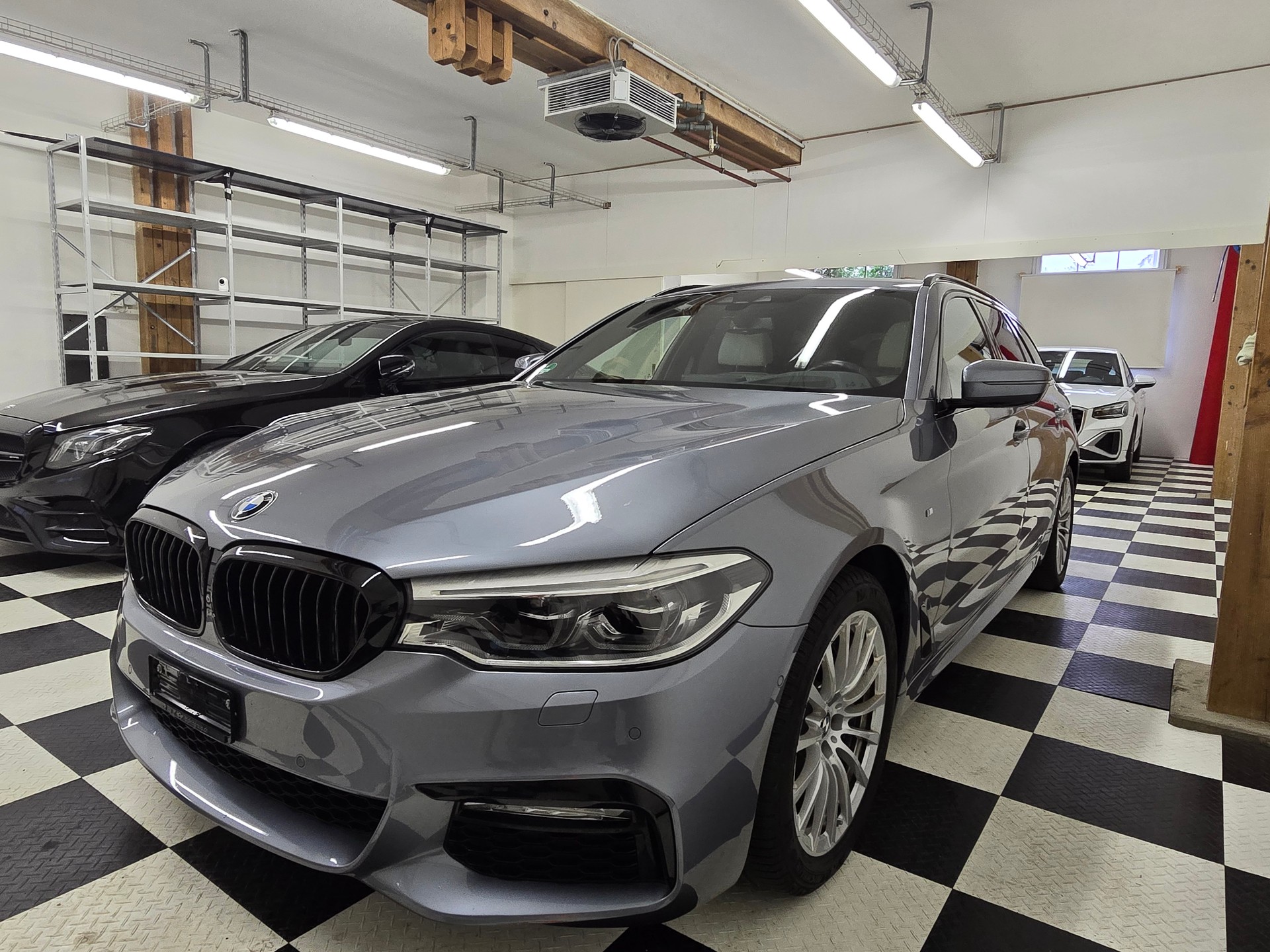 BMW 540i xDrive Touring M-Sport Steptronic-image-1