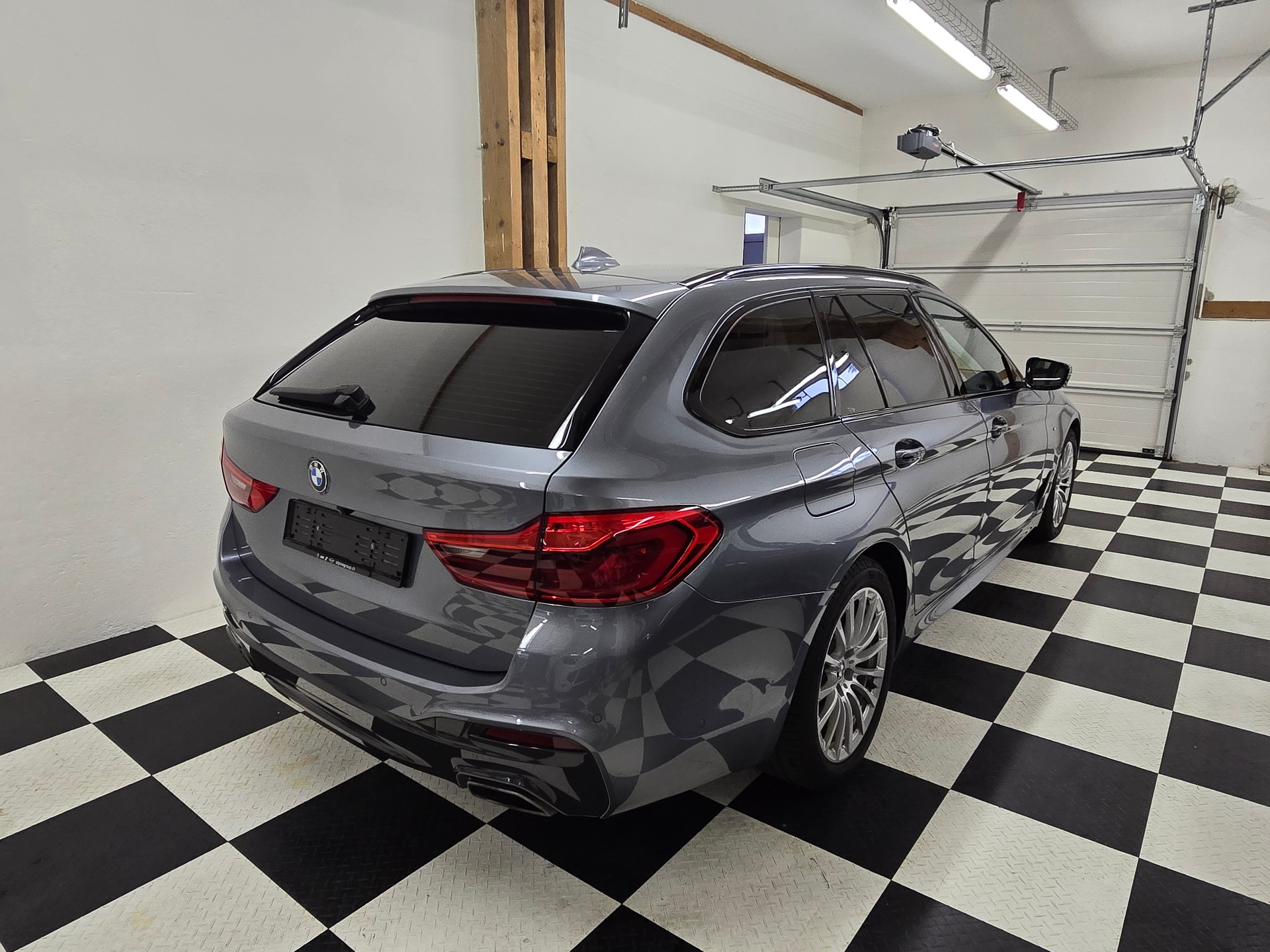 BMW 540i xDrive Touring M-Sport Steptronic-image-7