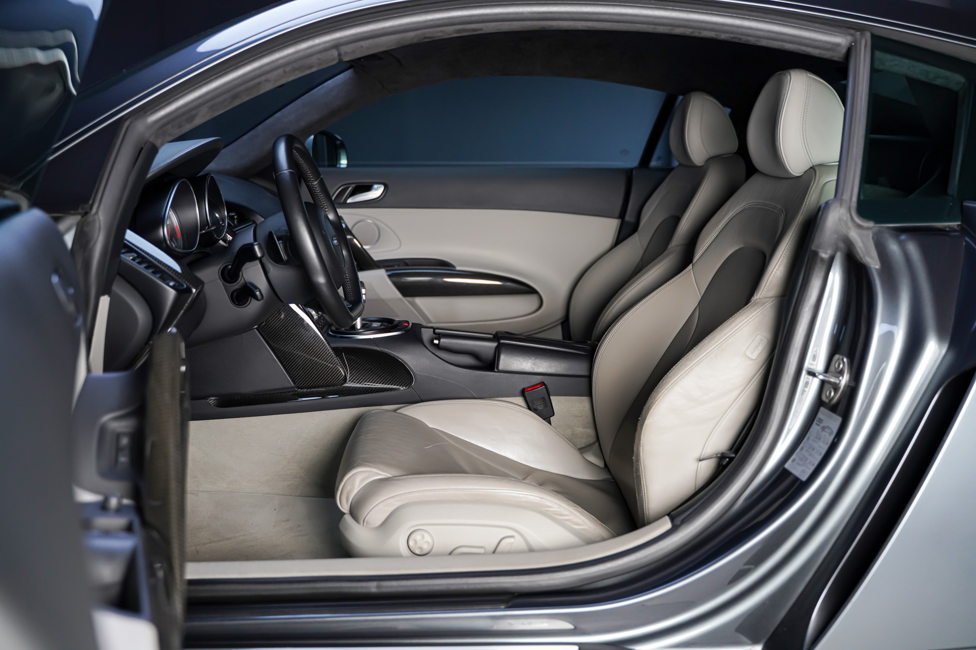 AUDI R8 Coupé 4.2-image-11
