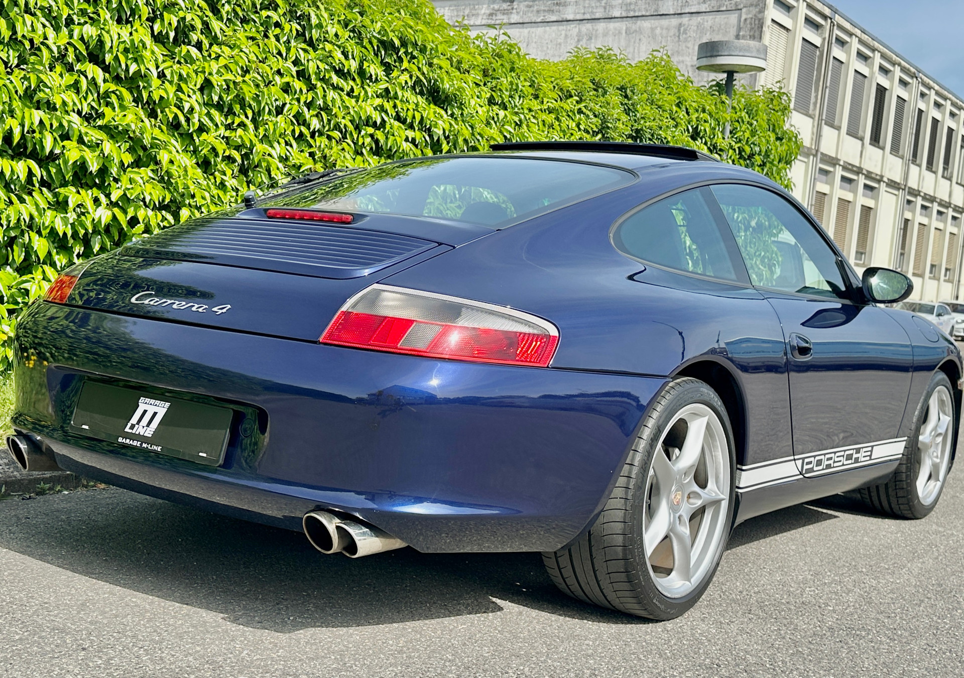 PORSCHE 911 Carrera 4-image-4