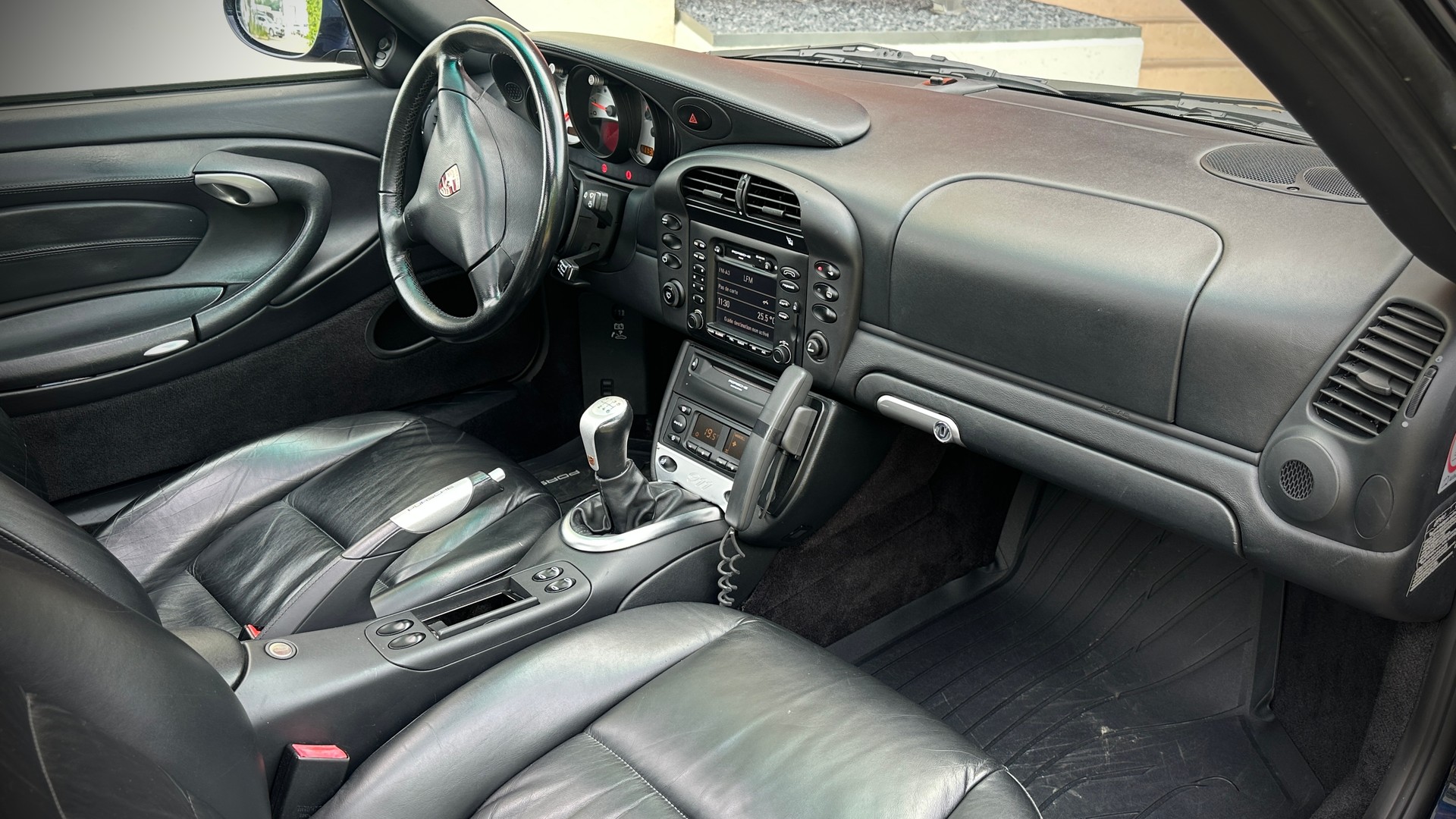 PORSCHE 911 Carrera 4-image-6