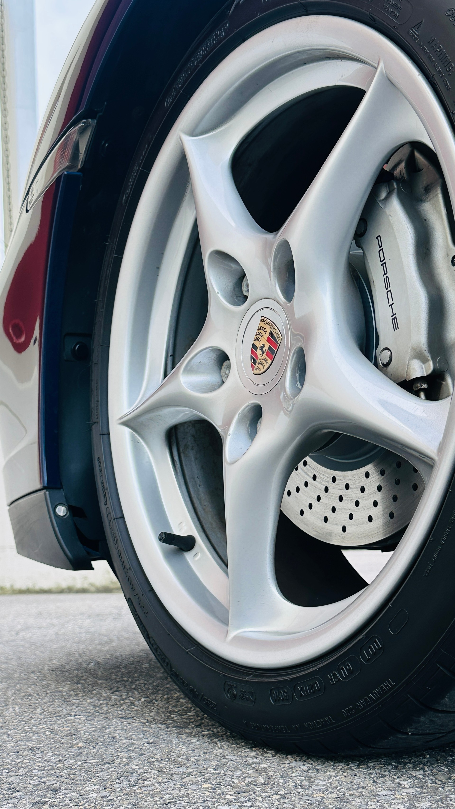 PORSCHE 911 Carrera 4-image-3
