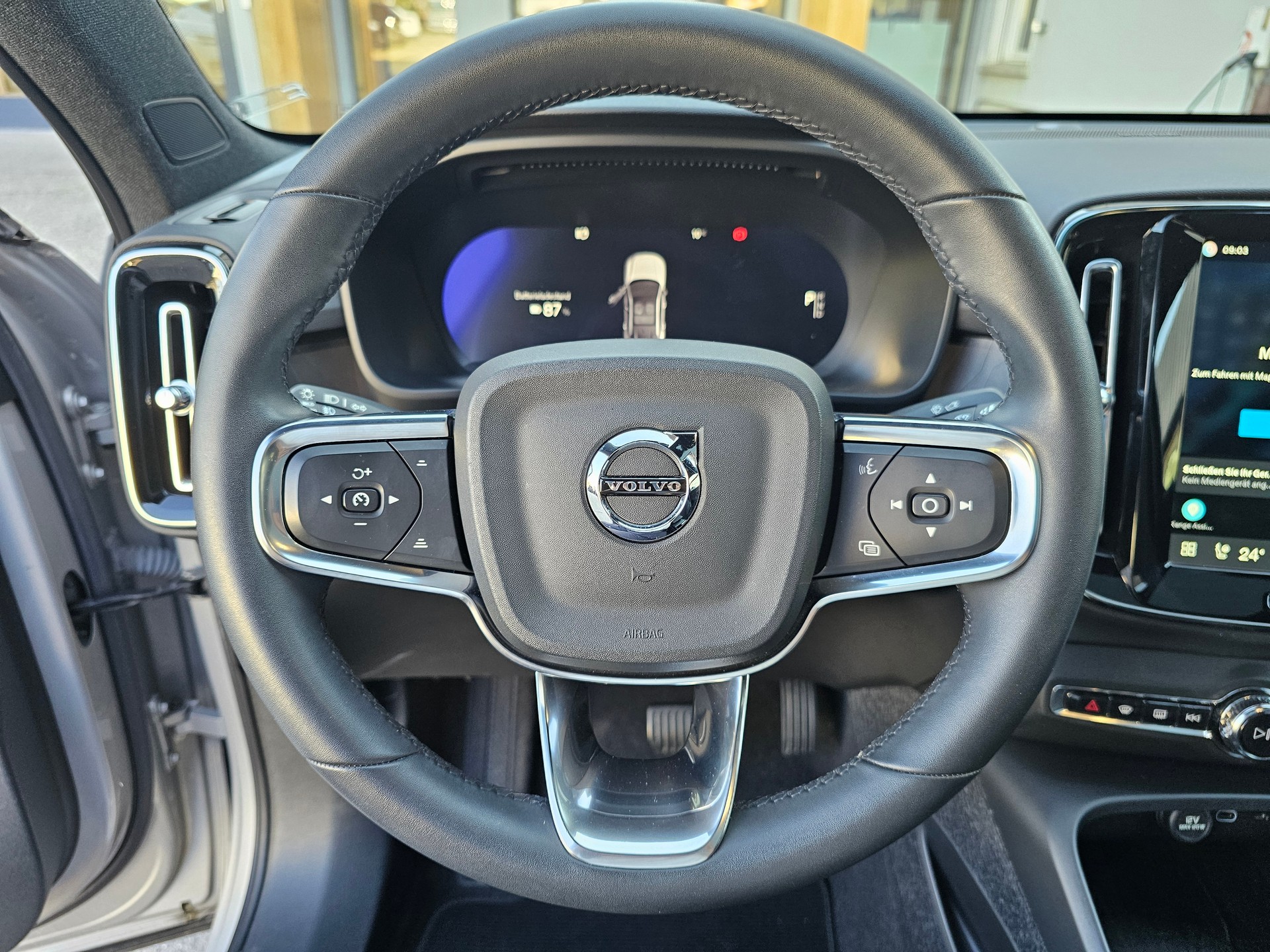 VOLVO C40 Recharge Twin-image-9