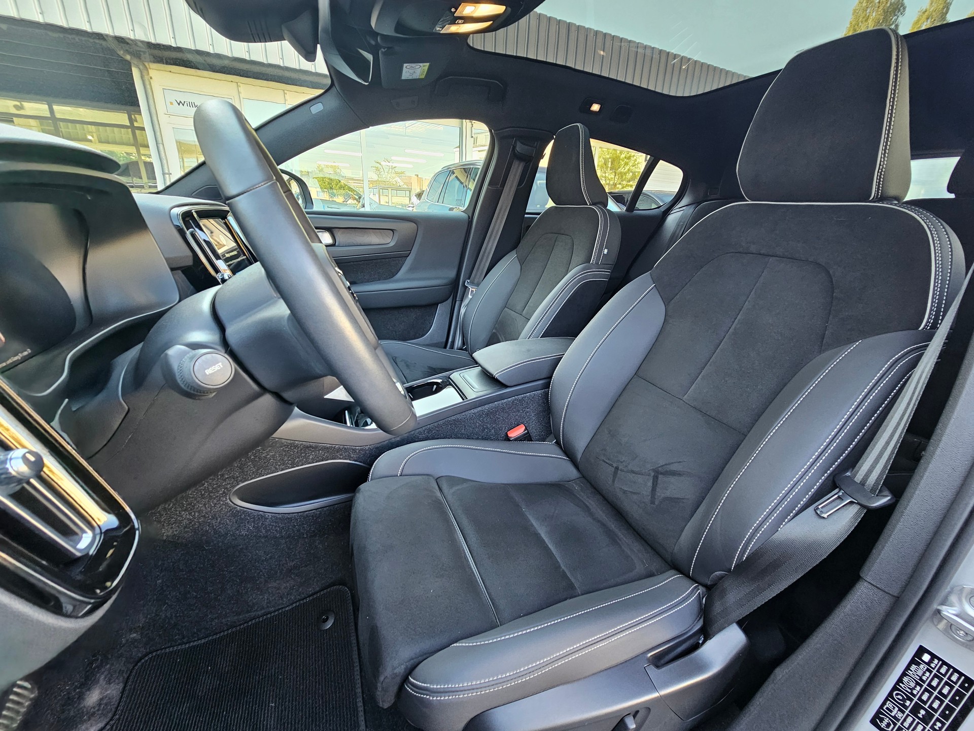 VOLVO C40 Recharge Twin-image-7