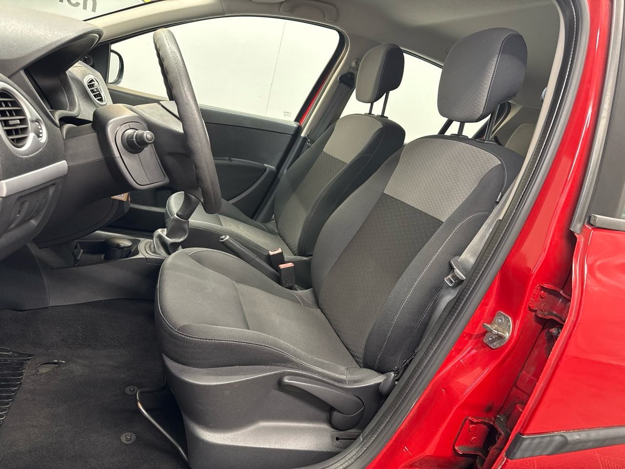 RENAULT Clio 1.2 16V Dynamique-showroom-element-3