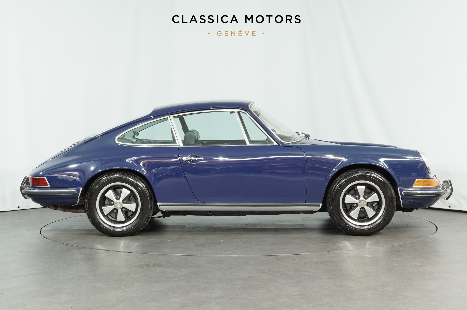 PORSCHE 911 2.2 E-showroom-element-2