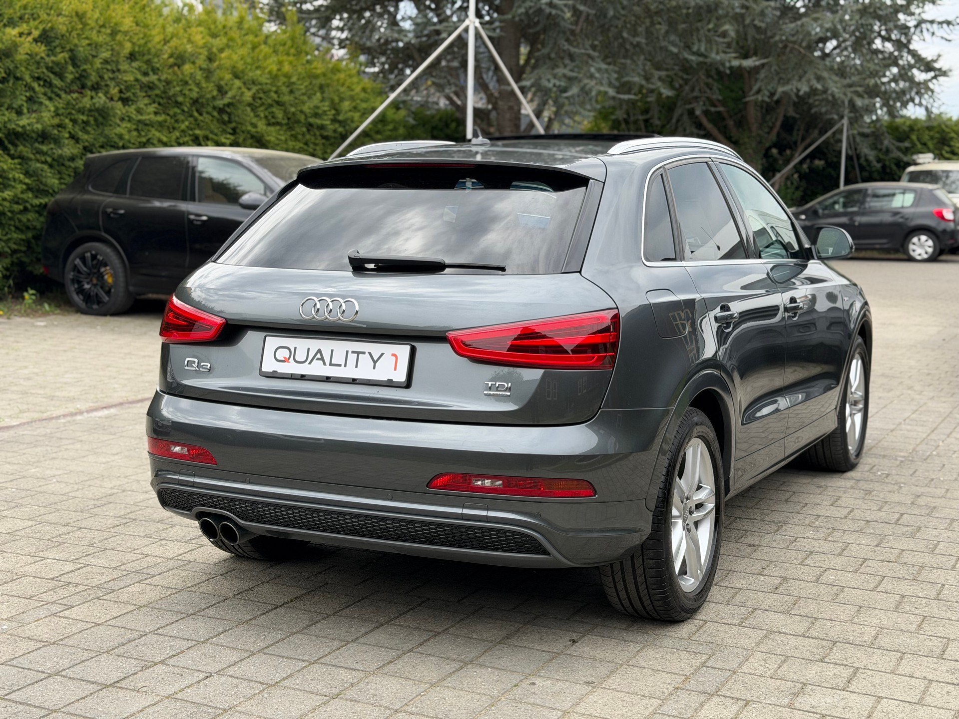 AUDI Q3 2.0 TDI quattro S-tronic-showroom-element-3