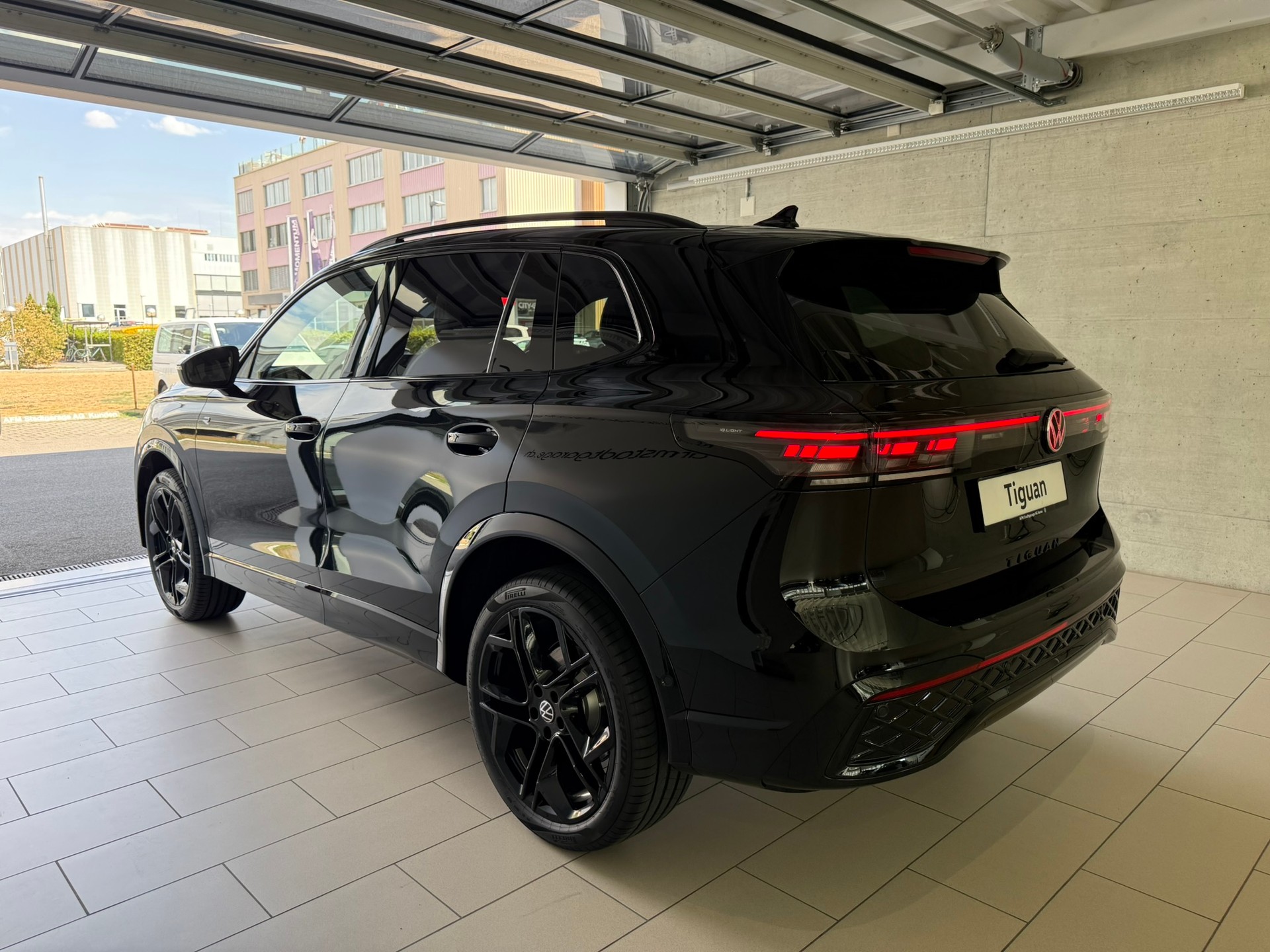 VW Tiguan 2.0 TSI DSG R-Line United 4Motion-showroom-element-3