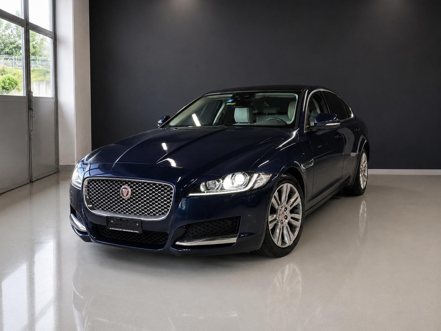 JAGUAR XF 20d Portfolio AWD Automatic-image-4