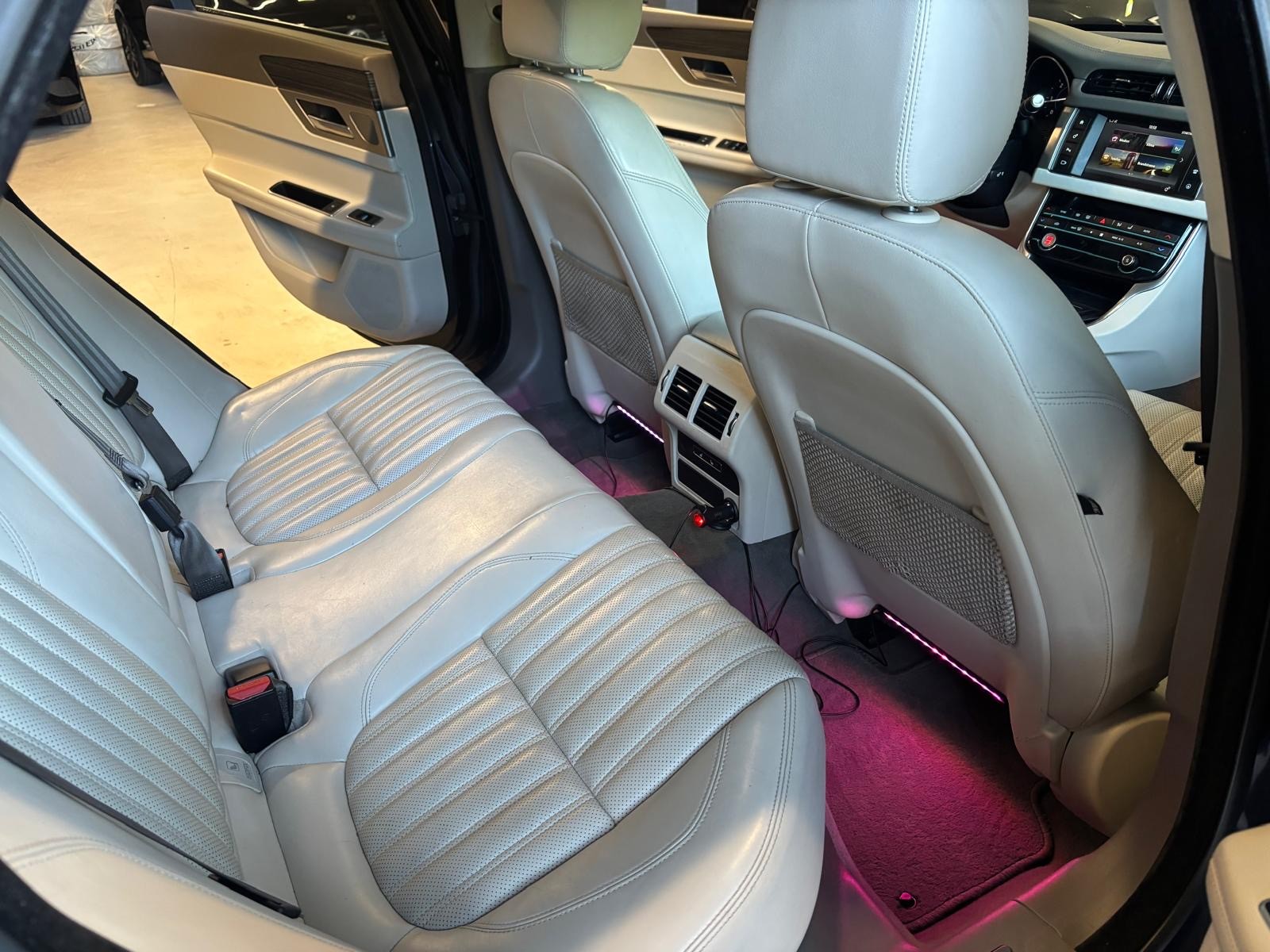 JAGUAR XF 20d Portfolio AWD Automatic-image-12