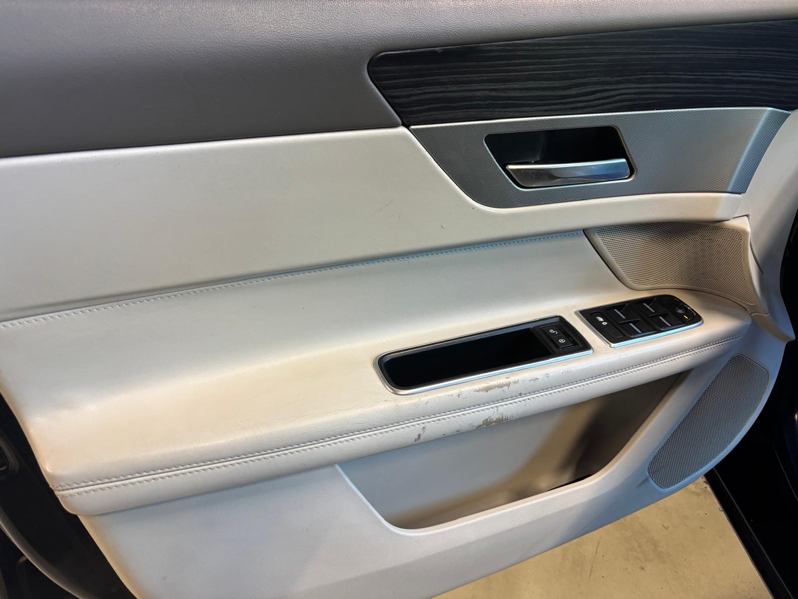 JAGUAR XF 20d Portfolio AWD Automatic-image-11