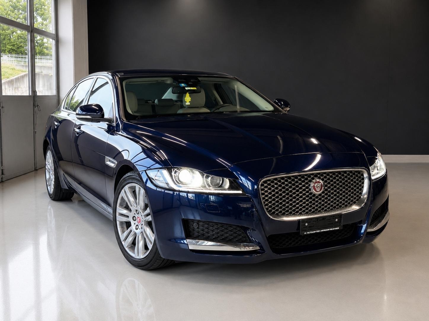 JAGUAR XF 20d Portfolio AWD Automatic-image-1