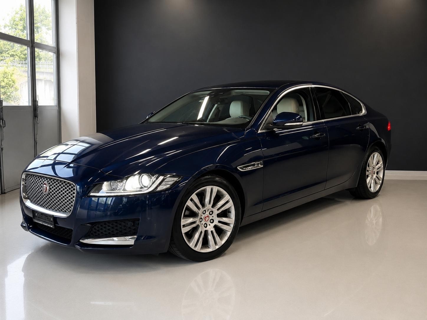 JAGUAR XF 20d Portfolio AWD Automatic-image-3