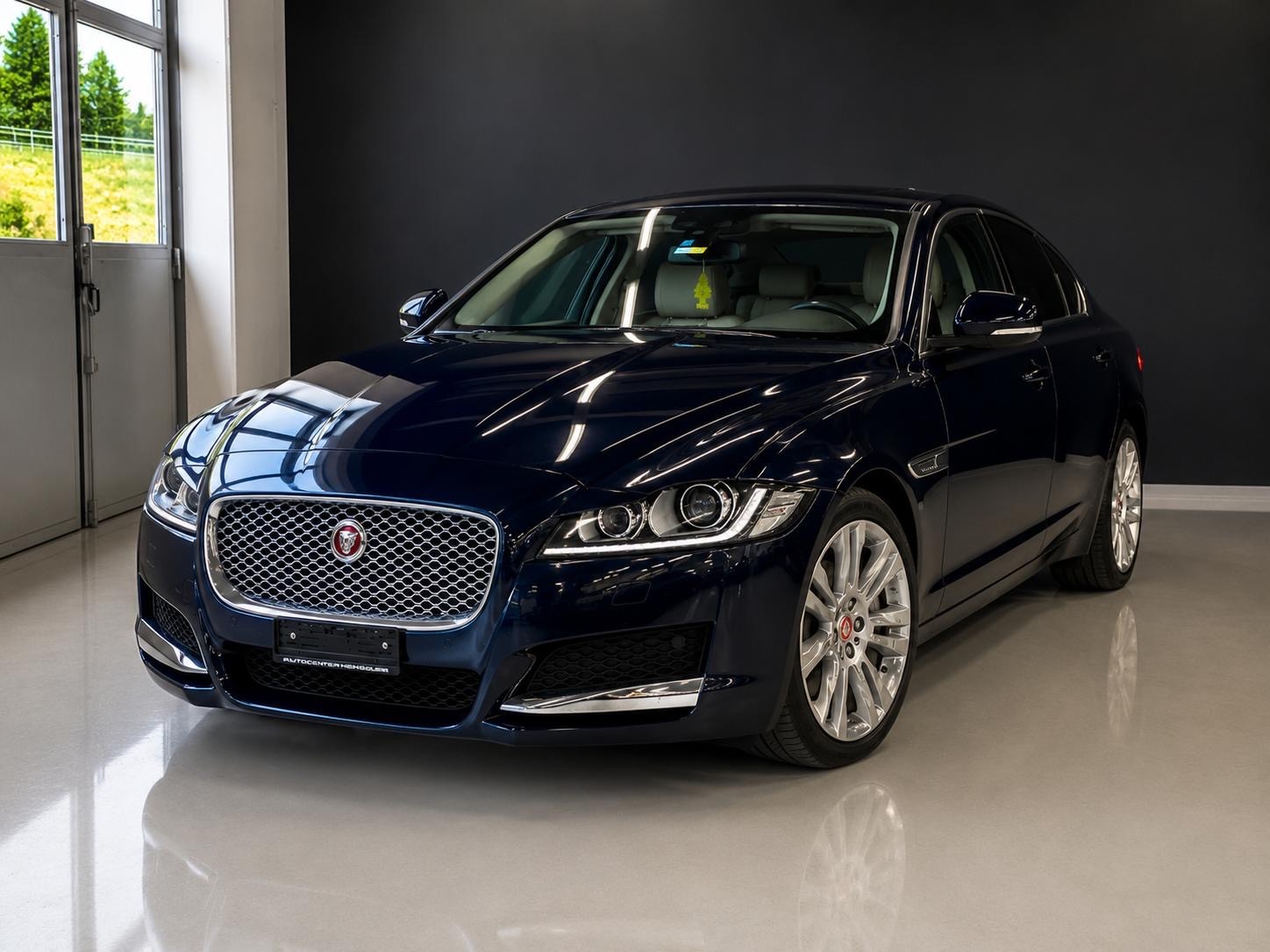 JAGUAR XF 20d Portfolio AWD Automatic-image-5