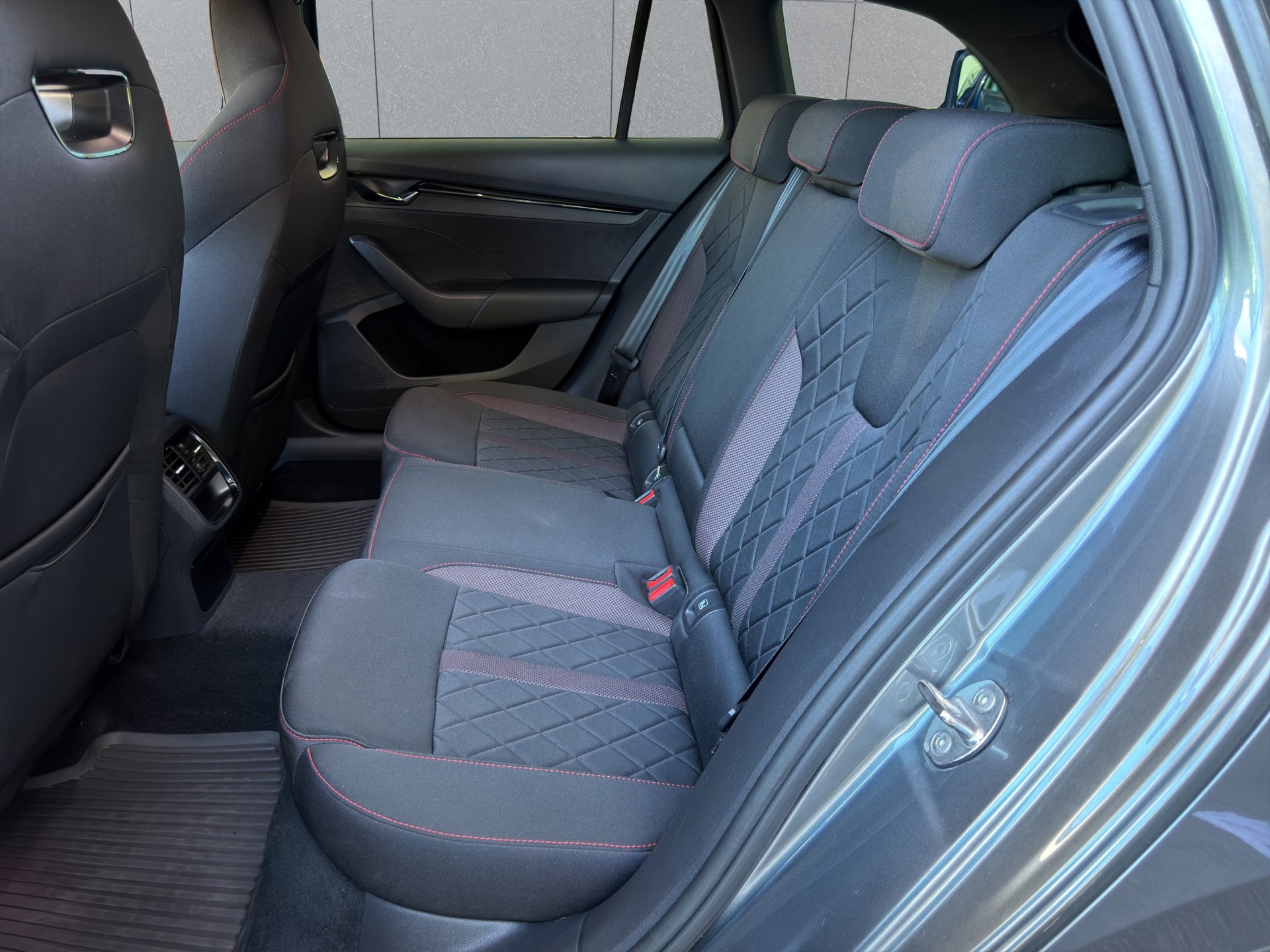 SKODA Octavia Combi 2.0 TSI DSG RS-image-11