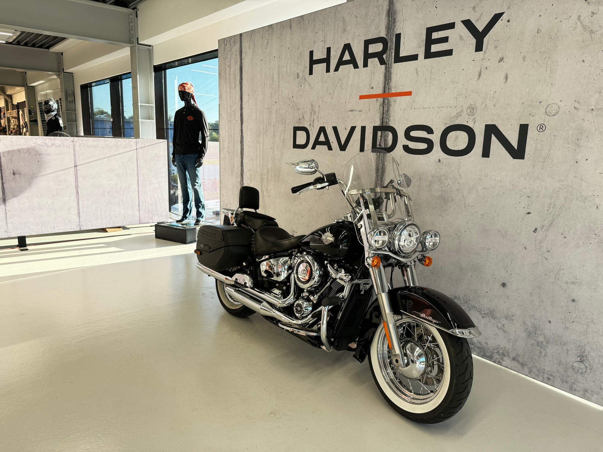HARLEY-DAVIDSON FLHC Heritage Classic 107-image-1