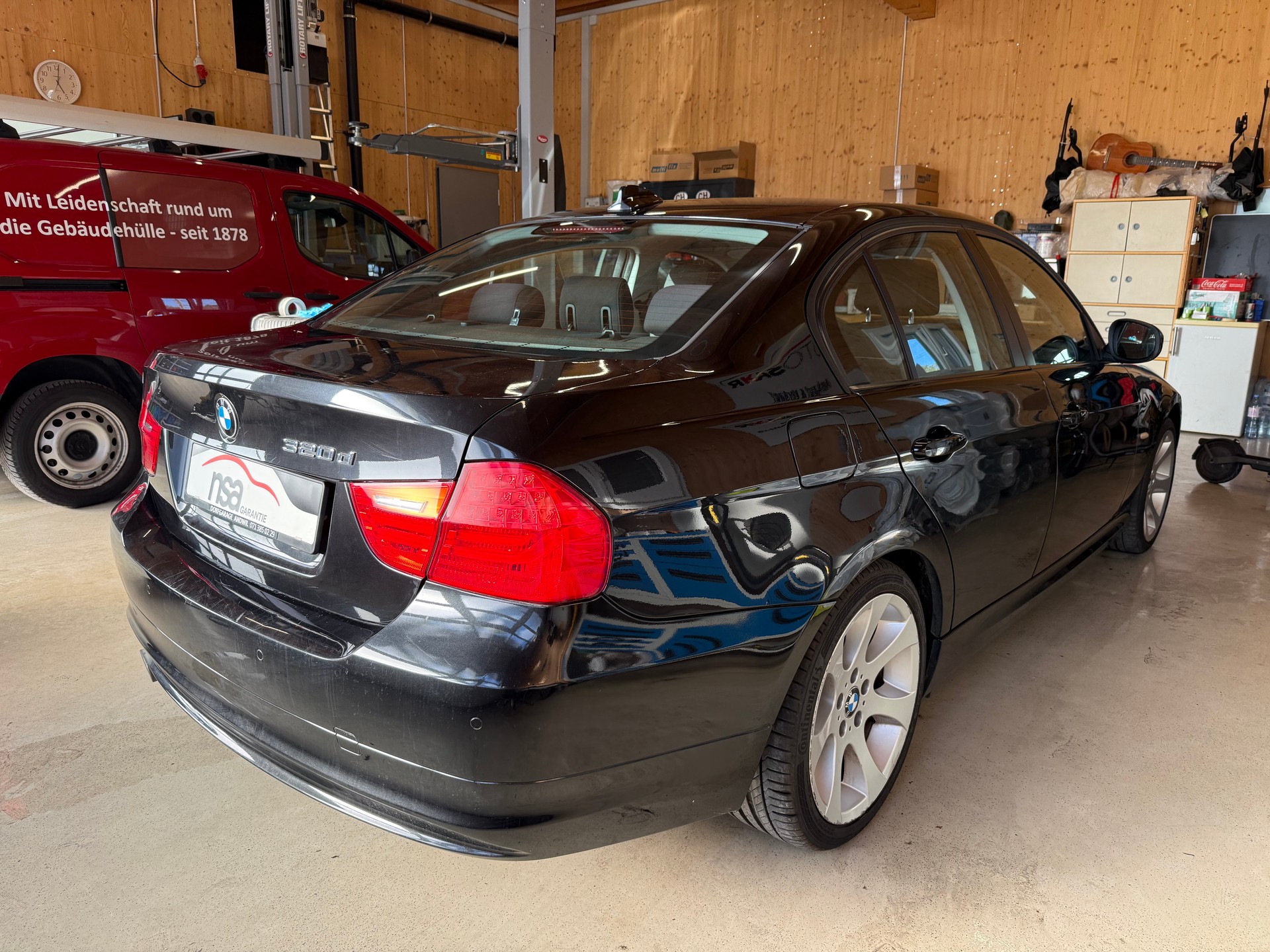 BMW 320d-showroom-element-3